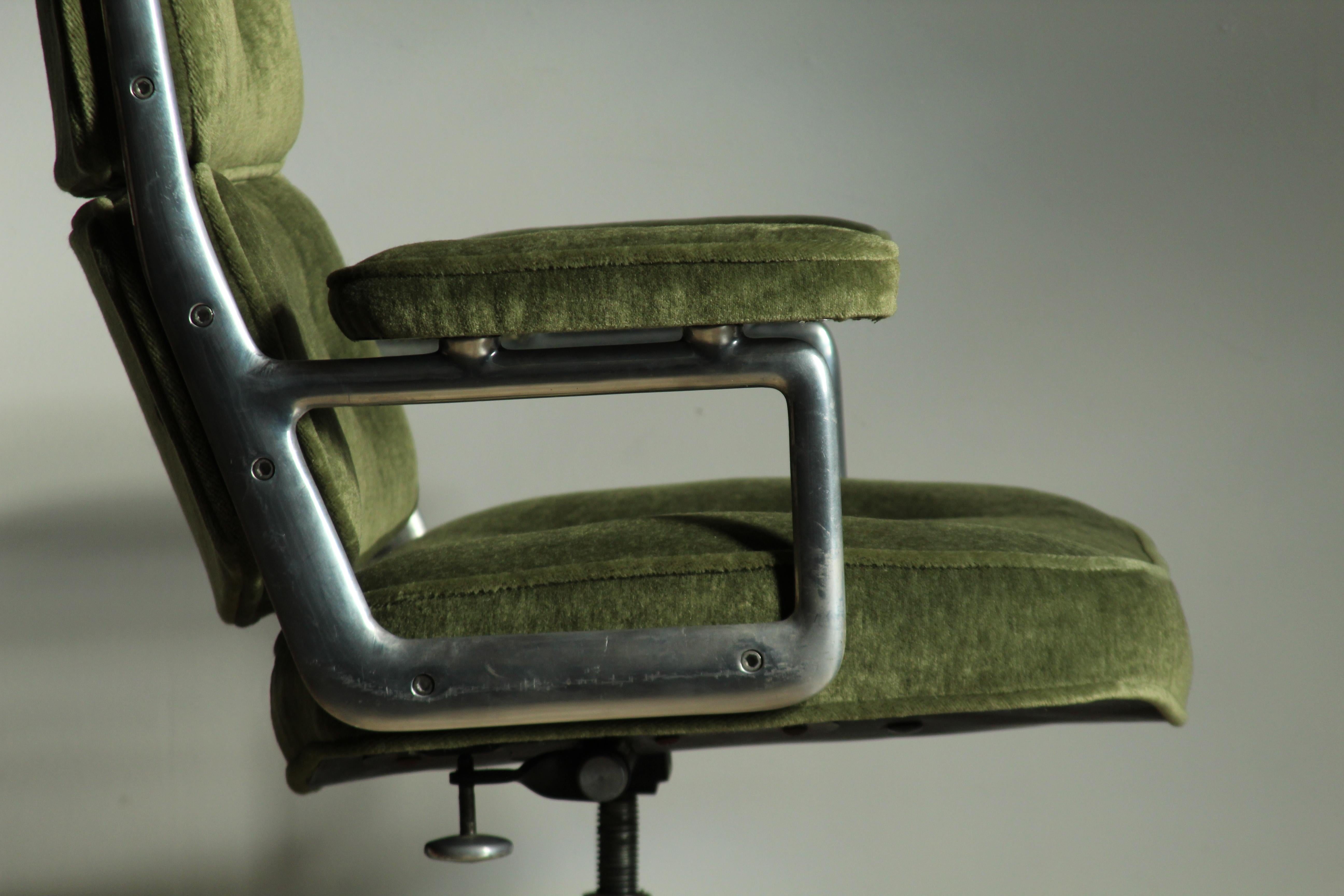 Eames Time Life Executive Chair in Green Mohair, 1970s 5