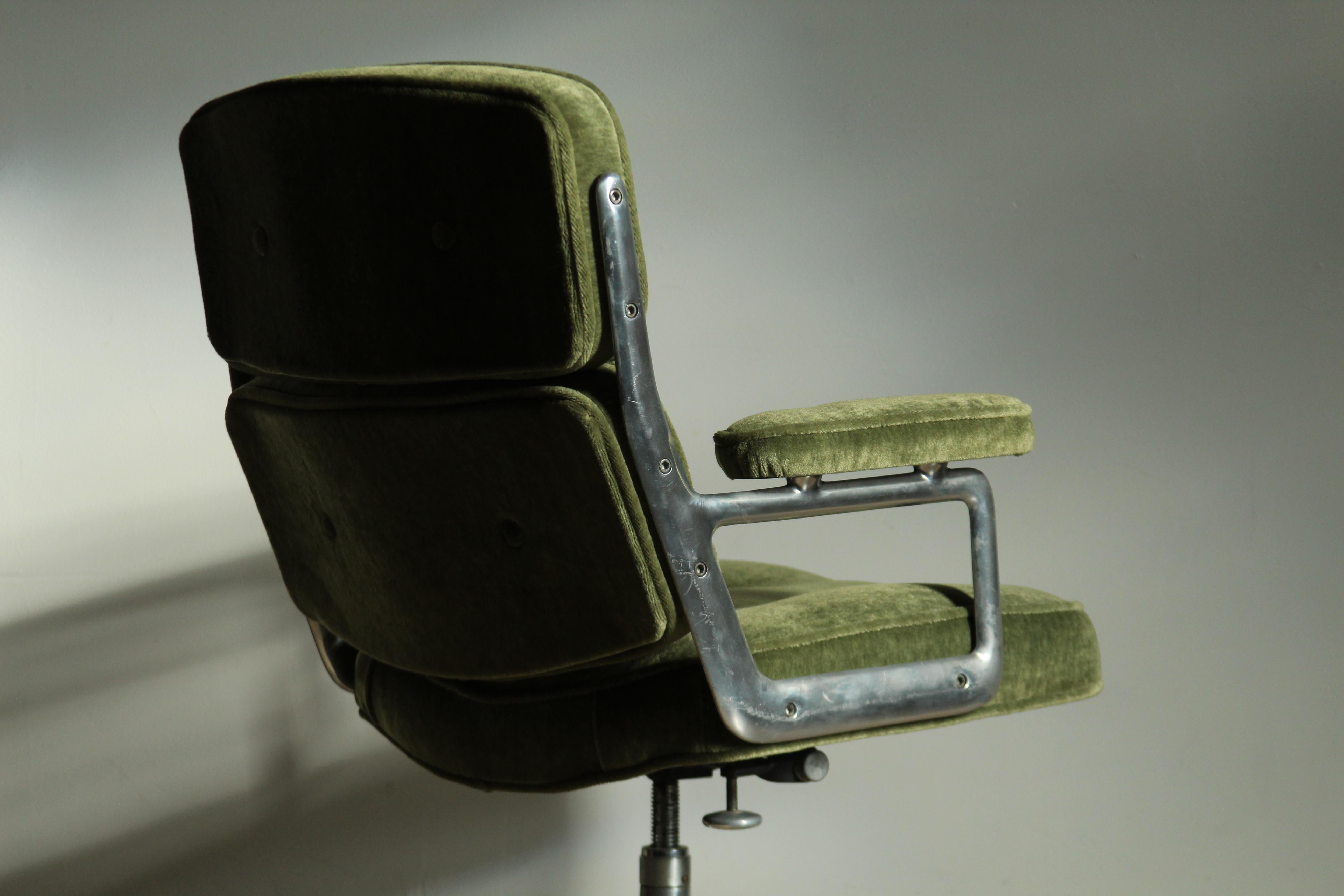 Eames Time Life Executive Chair in Green Mohair, 1970s 6