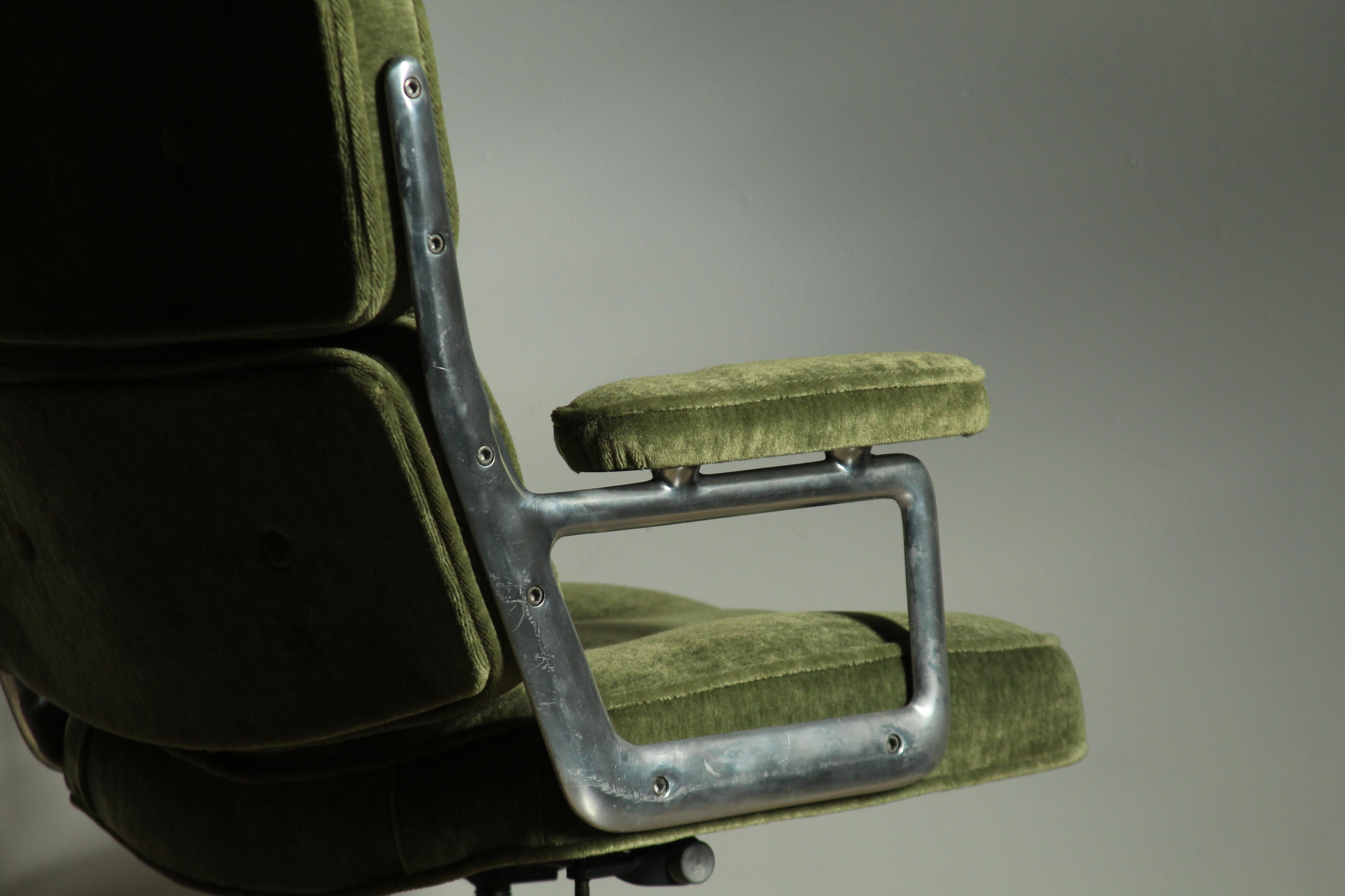 Eames Time Life Executive Chair in Green Mohair, 1970s 7