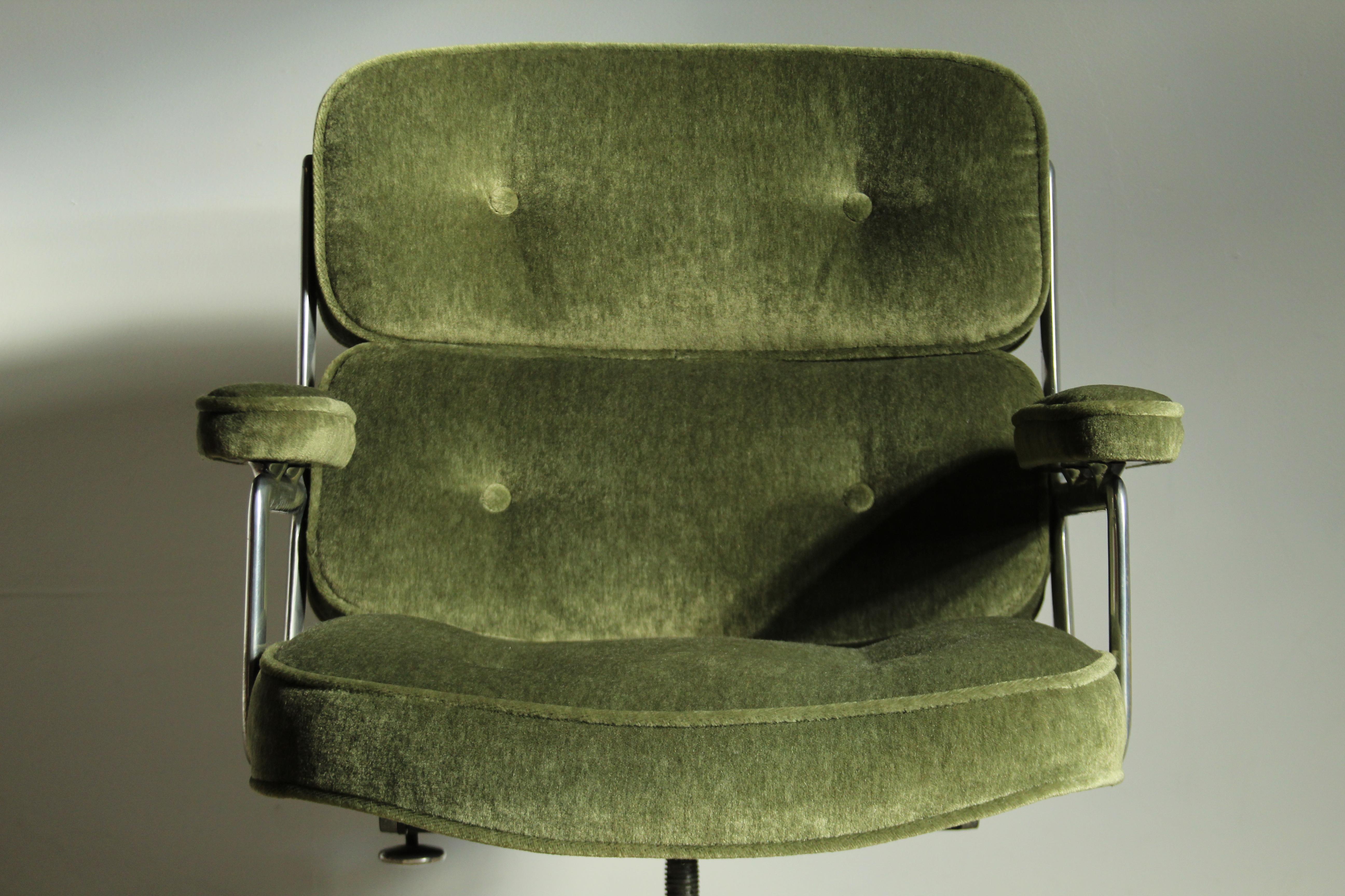 Eames Time Life Executive Chair in Green Mohair, 1970s 10
