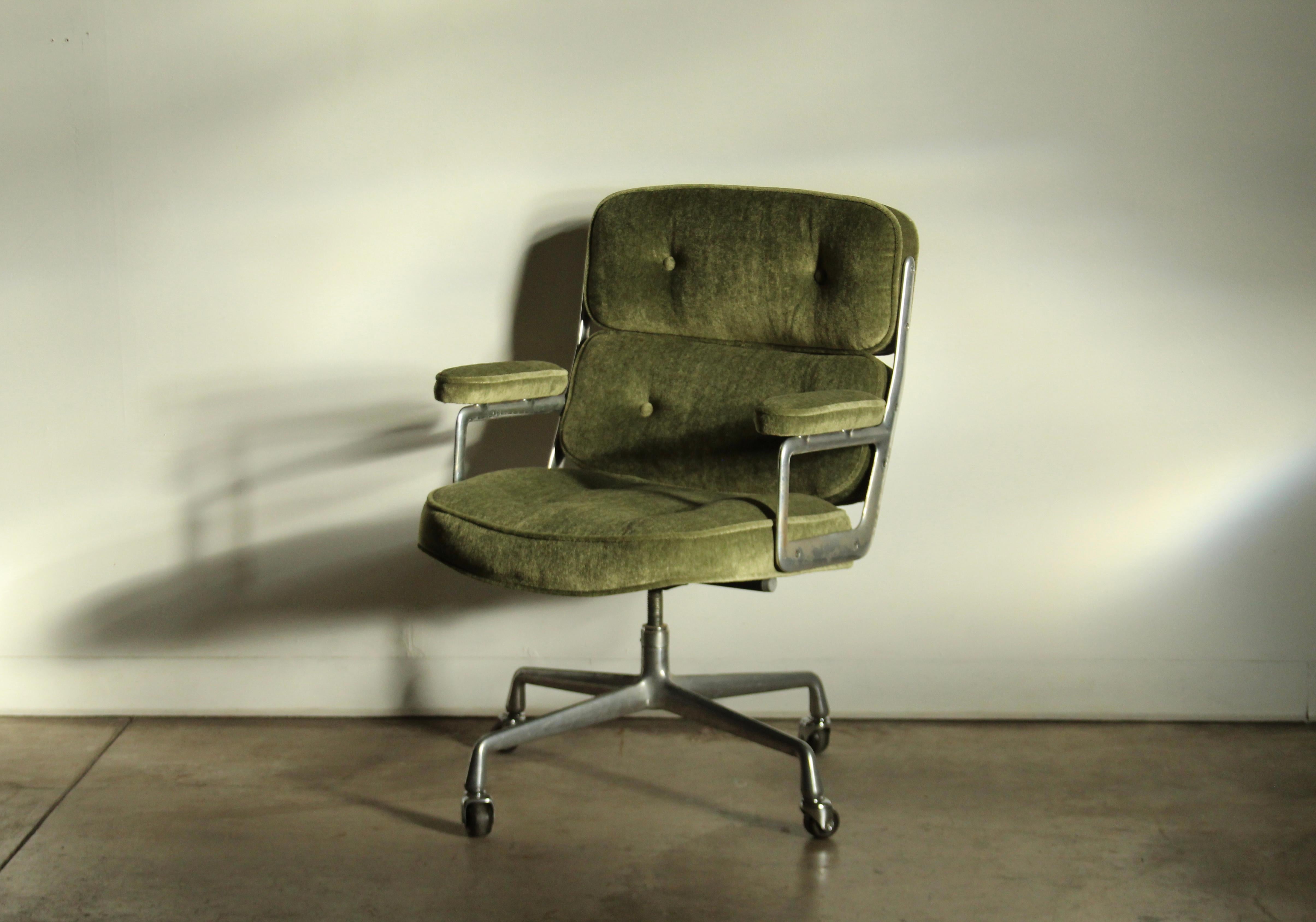 Mid-Century Modern Eames Time Life Executive Chair in Green Mohair, 1970s