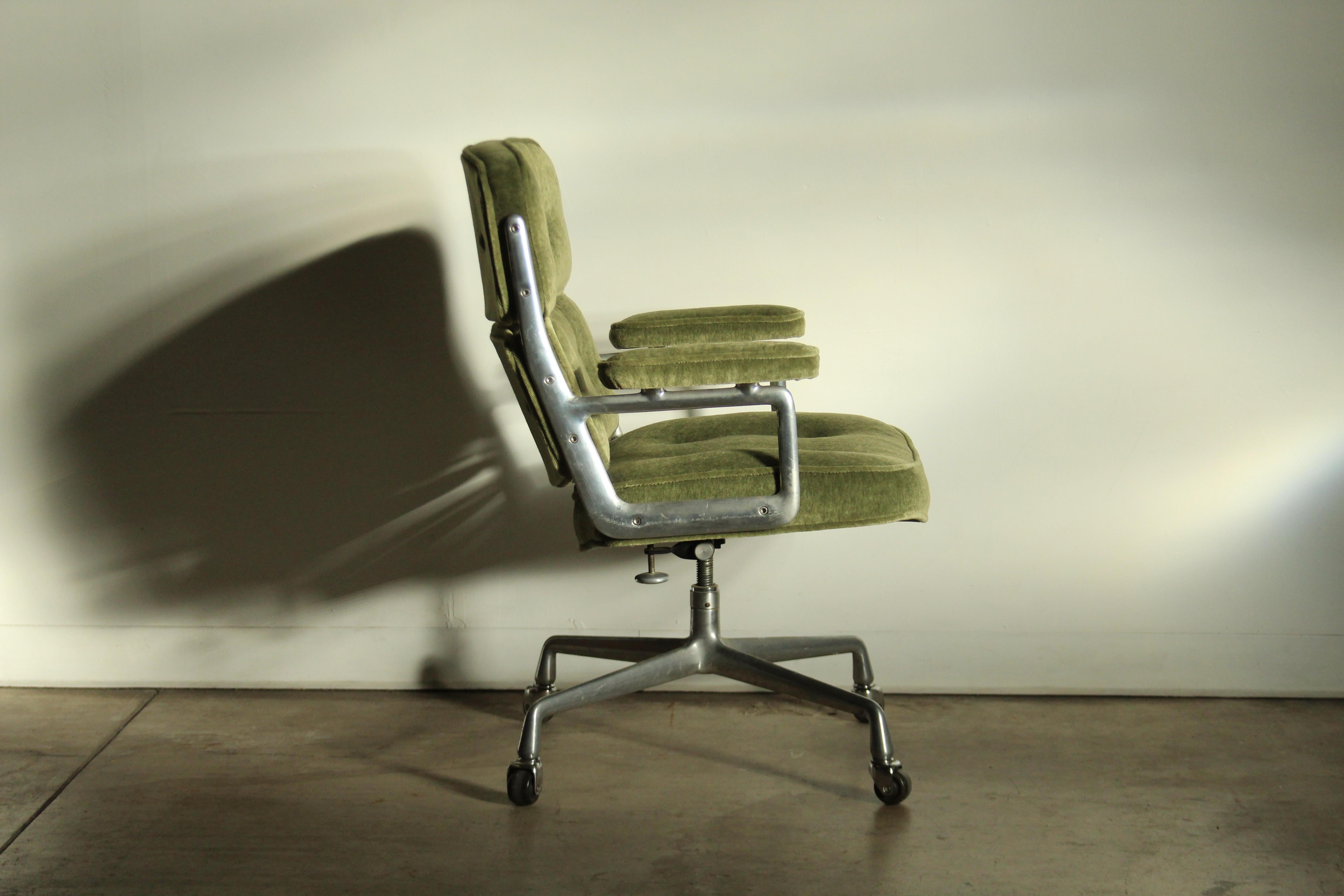 Eames Time Life Executive Chair in Green Mohair, 1970s In Good Condition In Coronado, CA