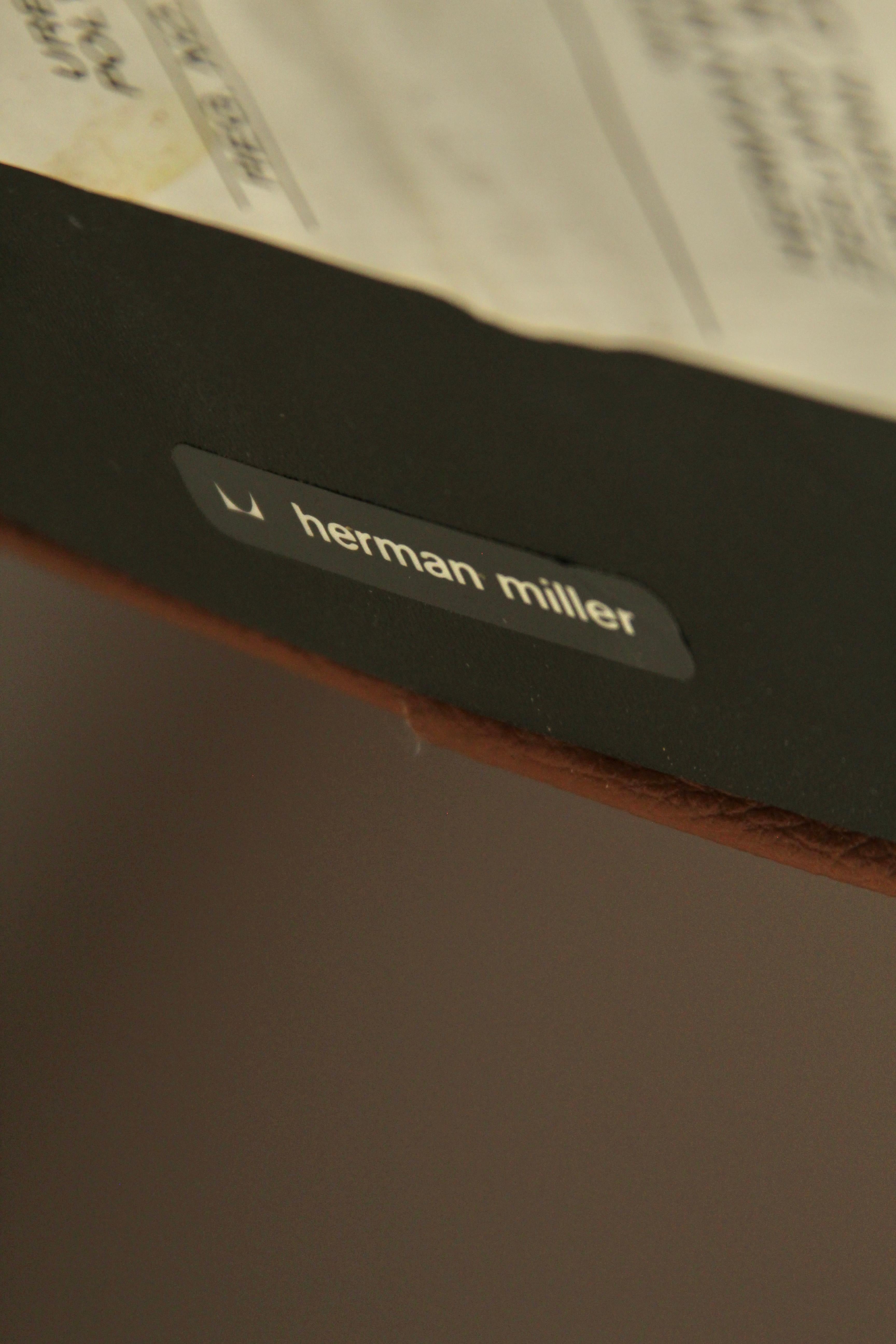Silla ejecutiva Eames Time Life en piel de becerro Whiskey, años 70 en venta 3