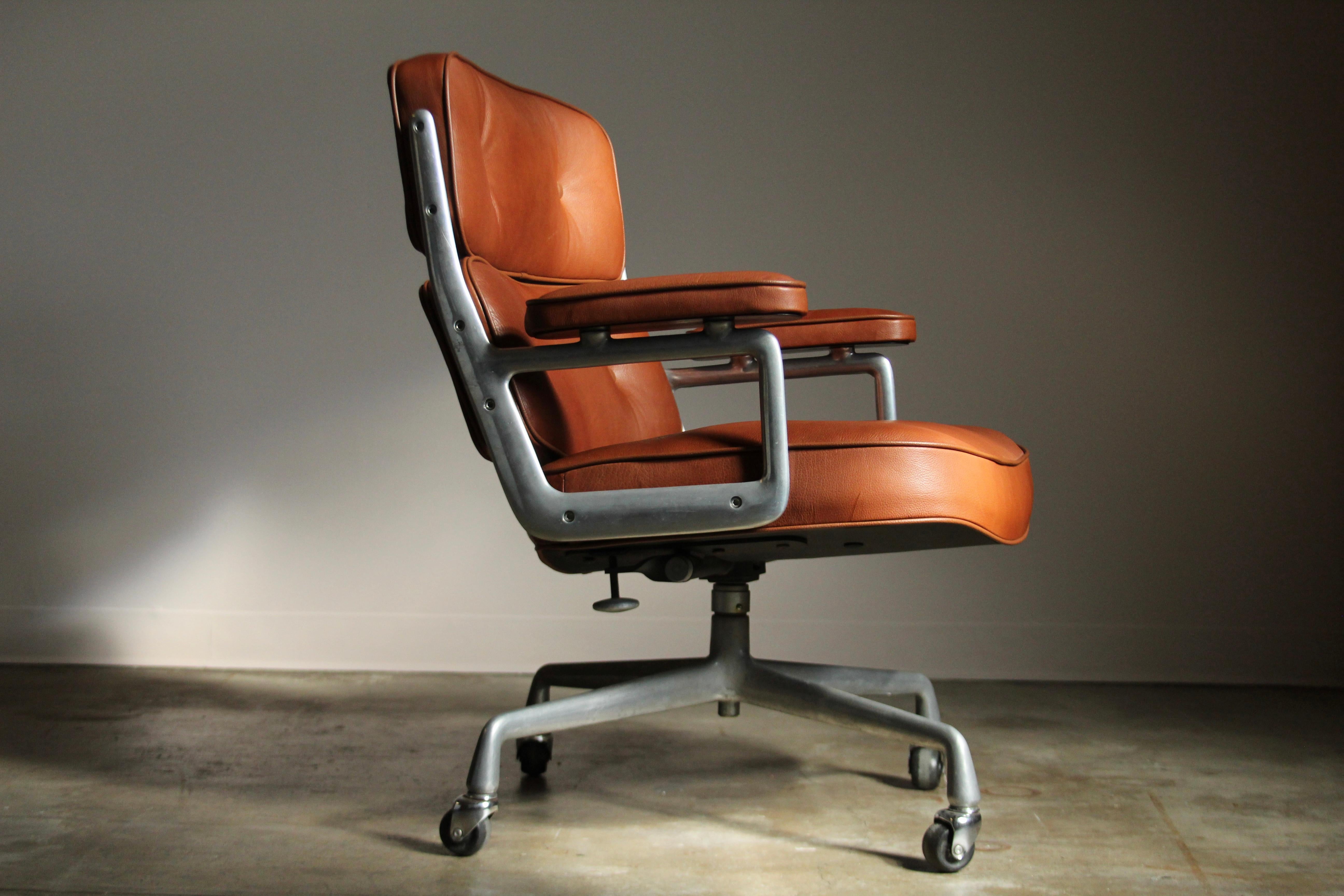 Silla ejecutiva Eames Time Life en piel de becerro Whiskey, años 70 Moderno de mediados de siglo en venta
