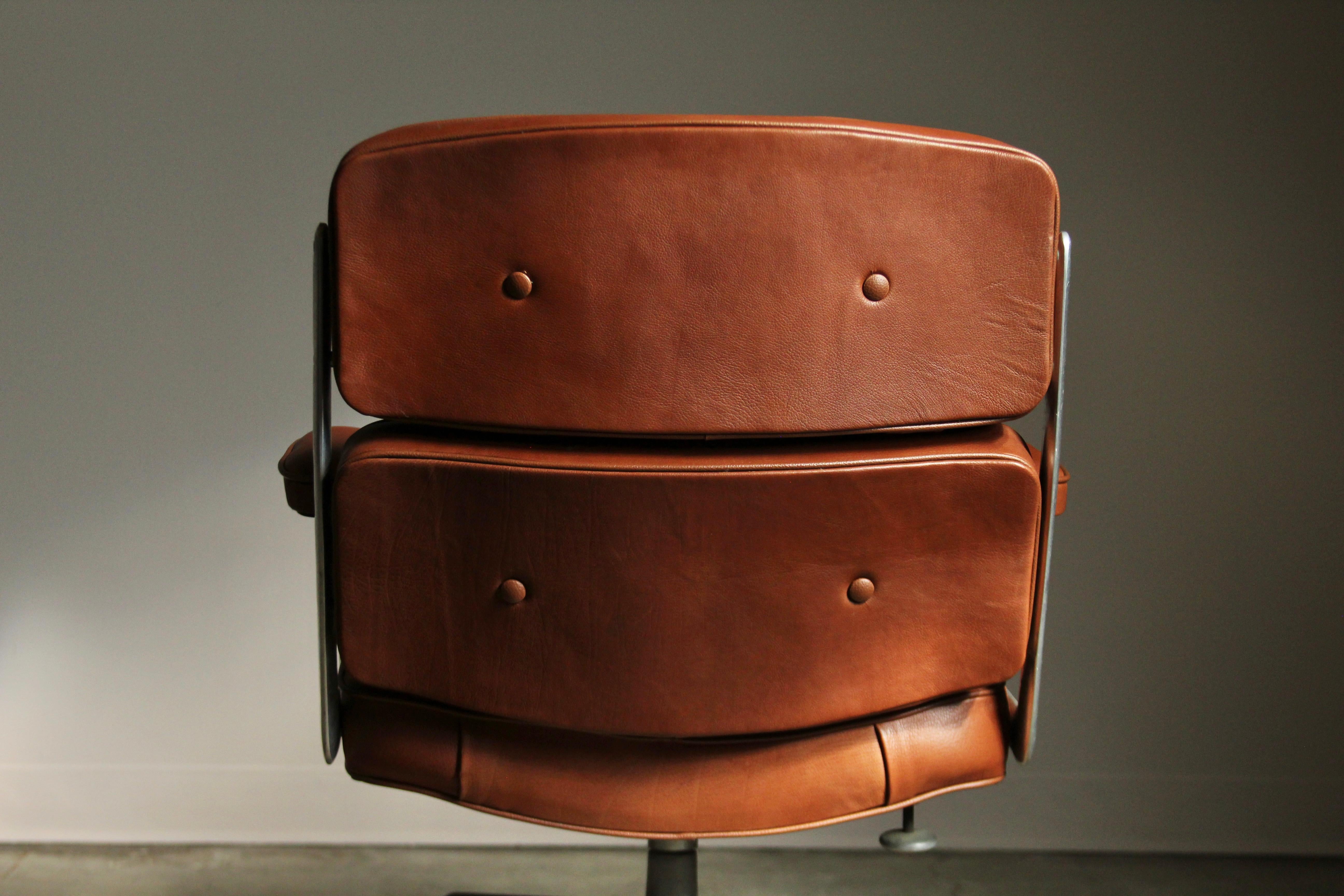 Silla ejecutiva Eames Time Life en piel de becerro Whiskey, años 70 Estadounidense en venta
