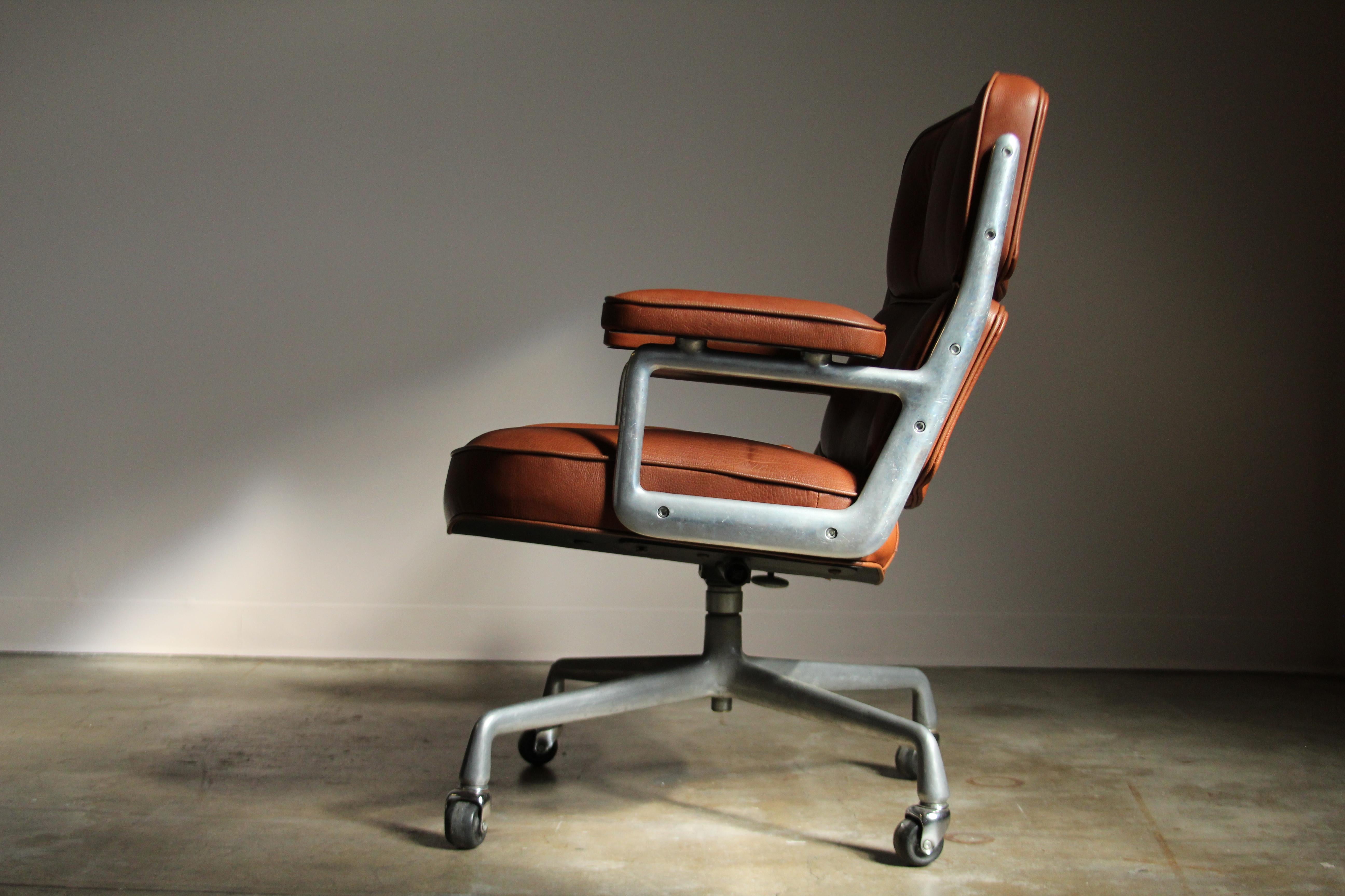 Silla ejecutiva Eames Time Life en piel de becerro Whiskey, años 70 en Bueno estado para la venta en Coronado, CA