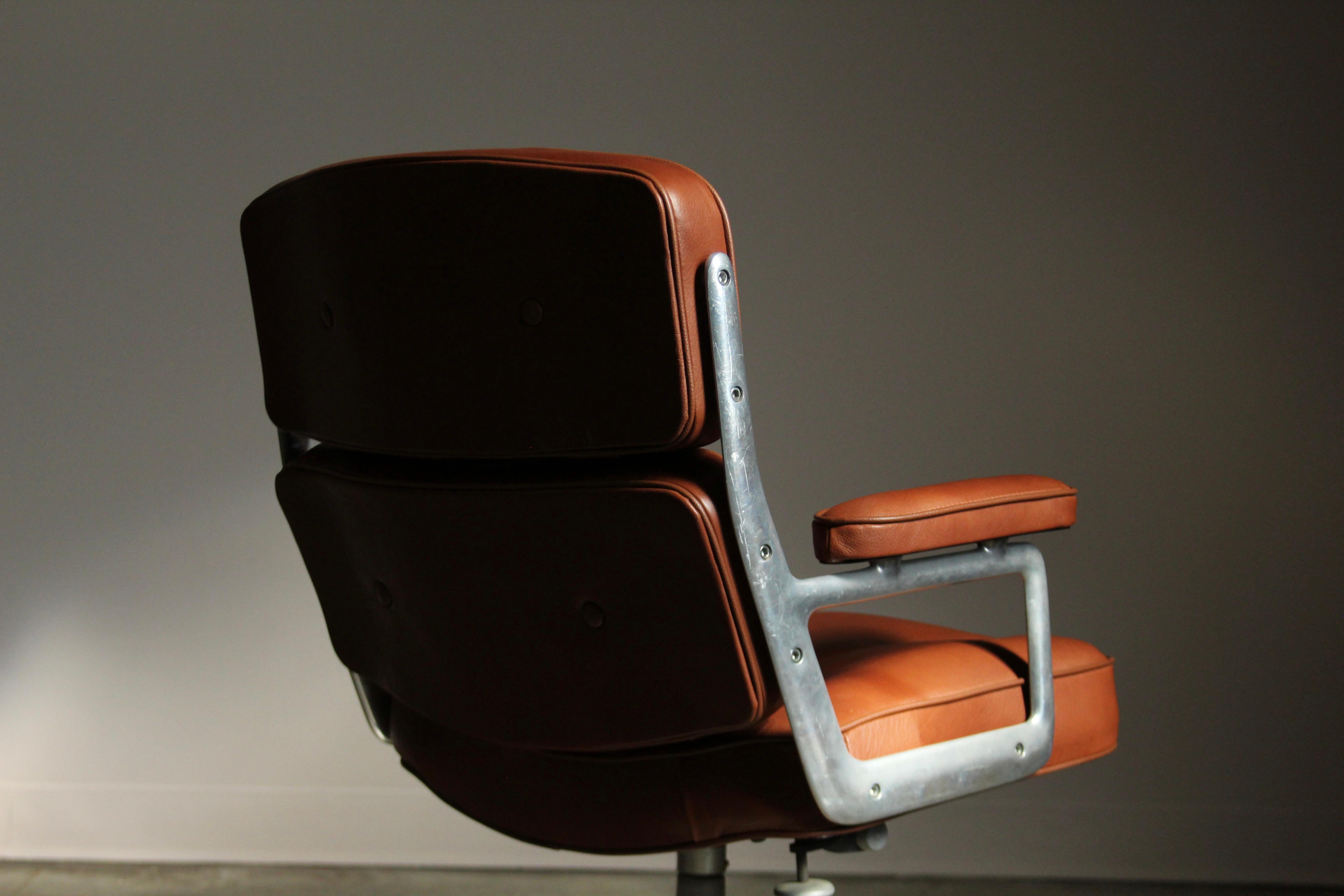 Silla ejecutiva Eames Time Life en piel de becerro Whiskey, años 70 Aluminio en venta
