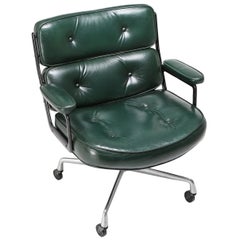 Fauteuil d'accueil Eames Time Life EA108 en cuir vert