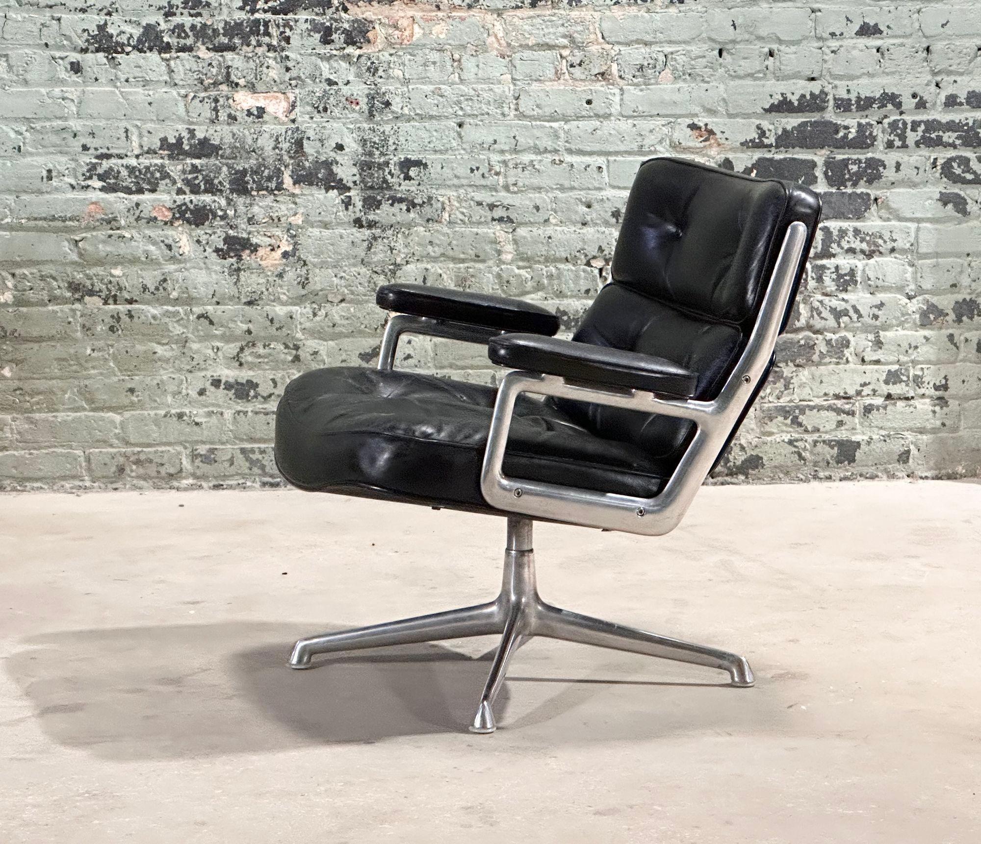 Silla Eames Time Life Lobby Chair ES105 de Charles & Ray Eames, 1970. El cuero negro tiene una pátina preciosa. Todo original.
Mide 30,5
