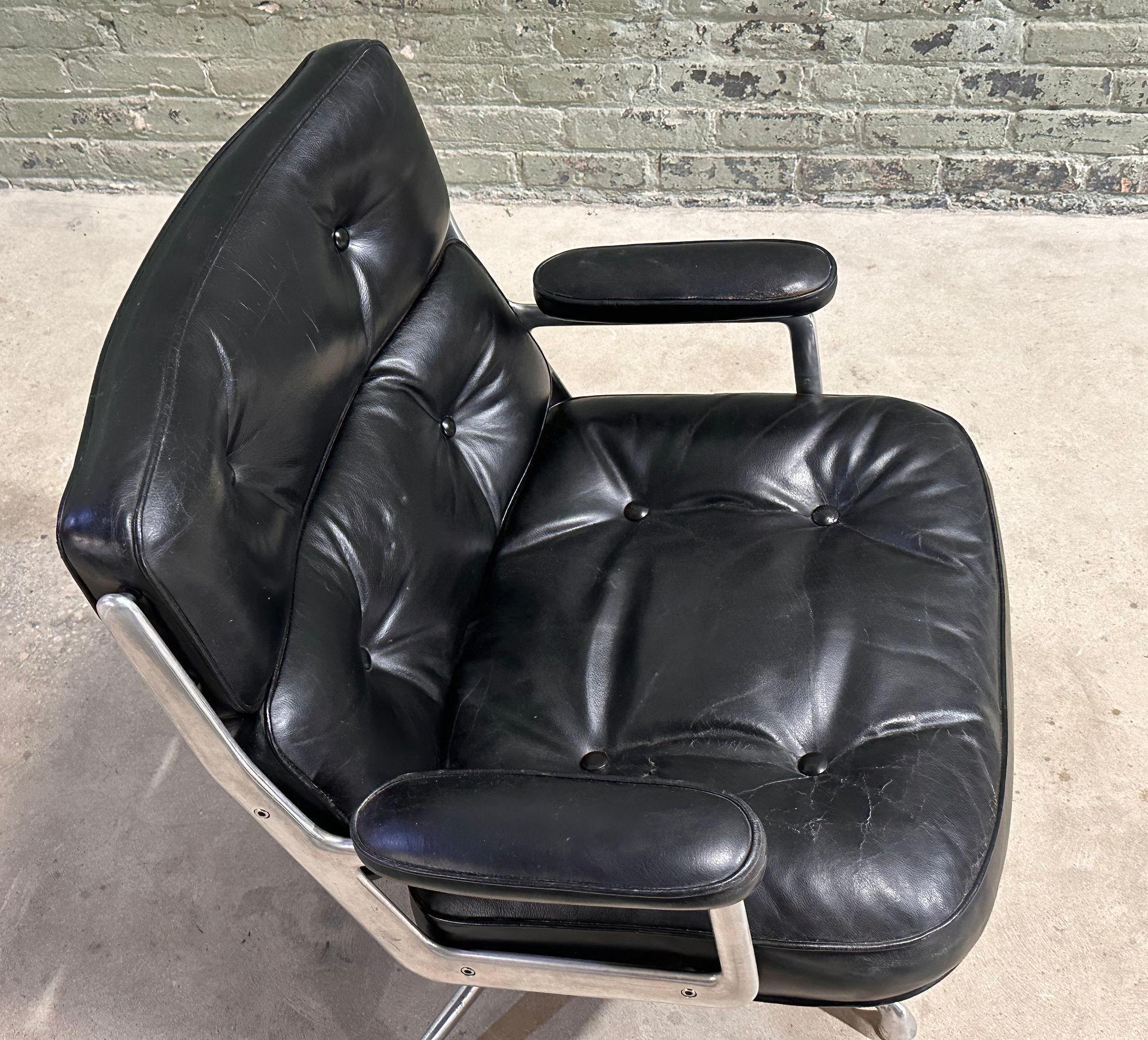 Silla Eames Time Life Lobby ES105 de Charles and Ray Eames Cuero en venta