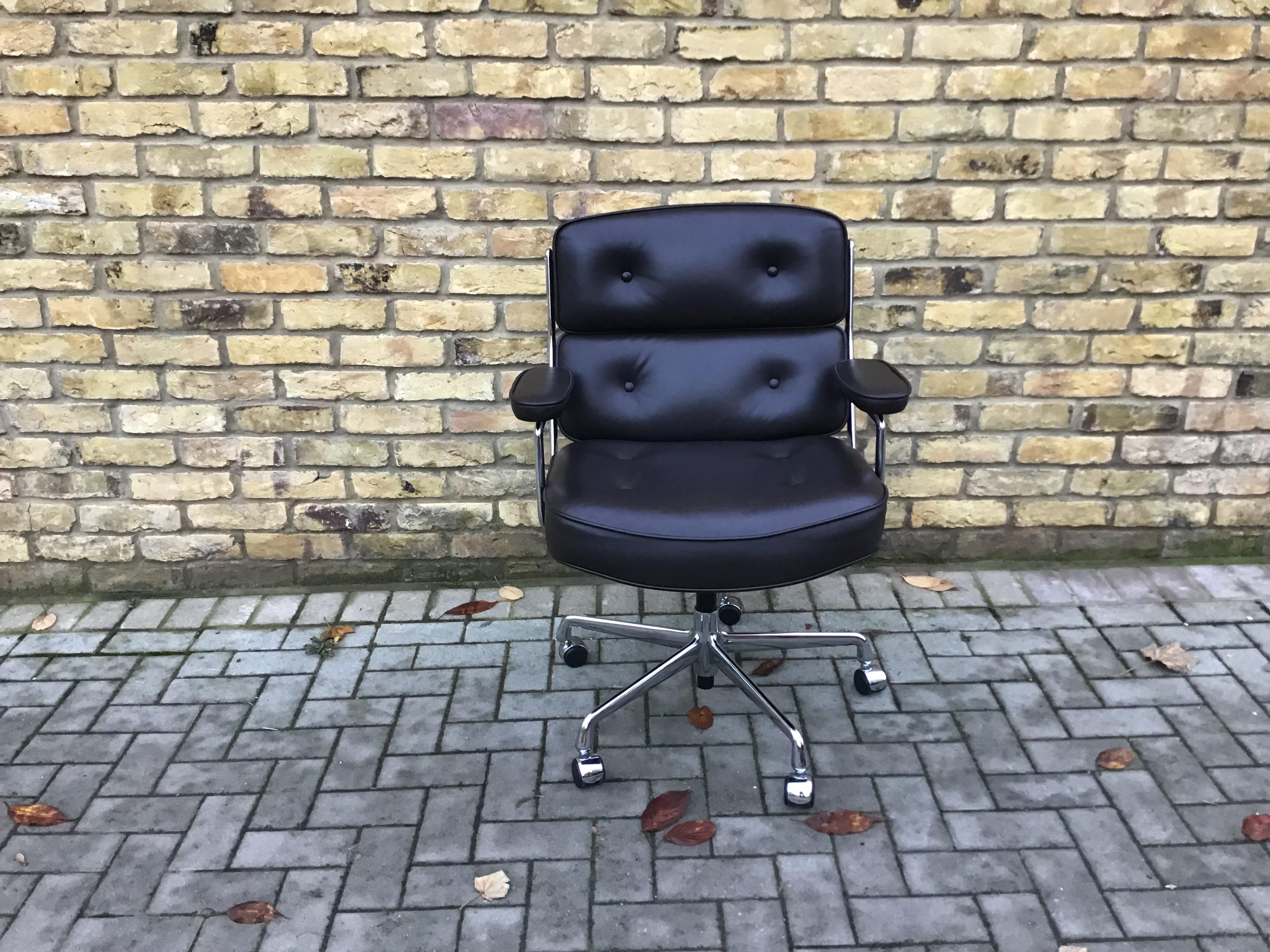 Eames Time-Life Executive Chair by Charles & Ray Eames .In Fantastic condition
Hardly used.
Cc Vitra