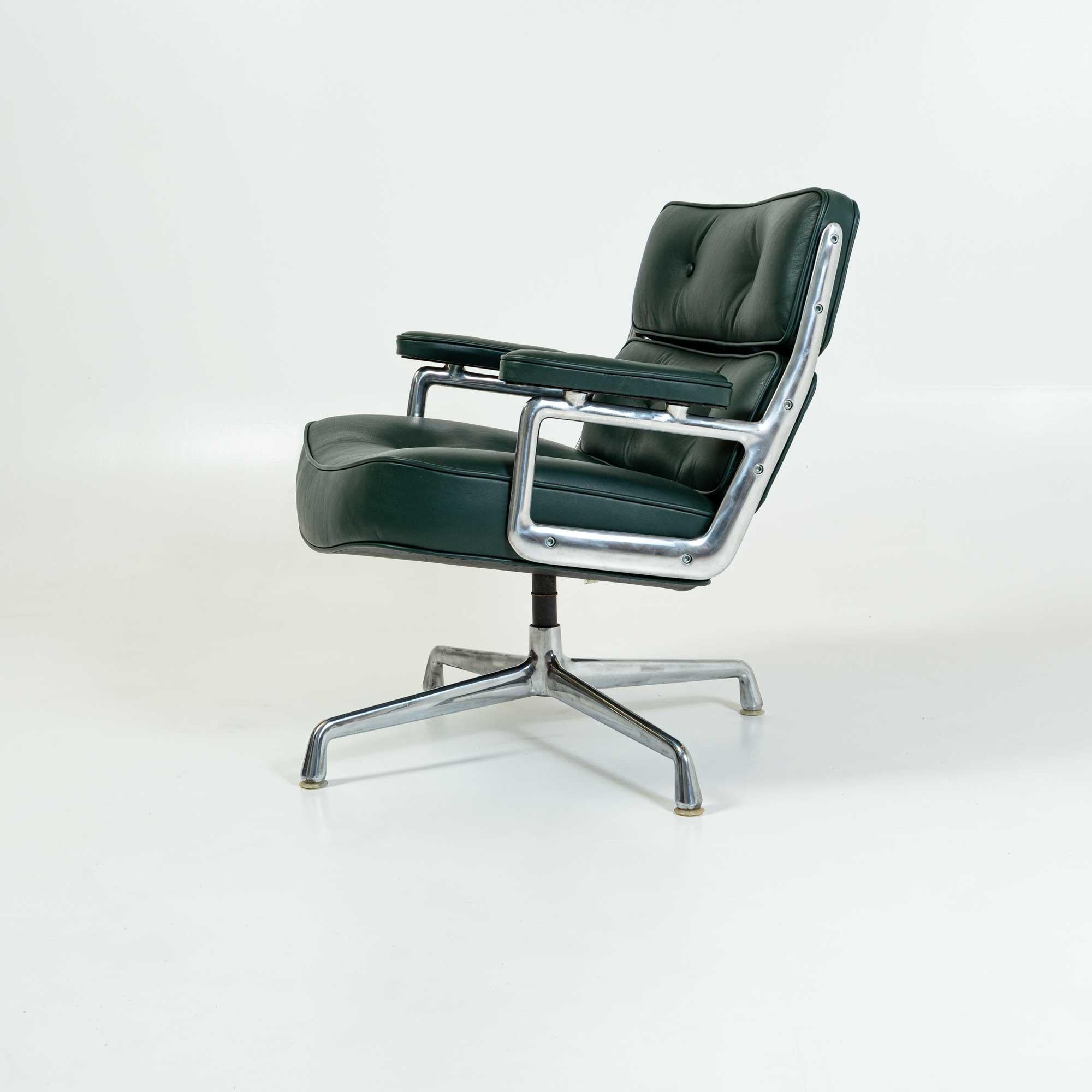 Eames Time Life Lobby Lounge Chair ES105/675 in Midnight Green Aniline Leather In Good Condition In Seattle, WA