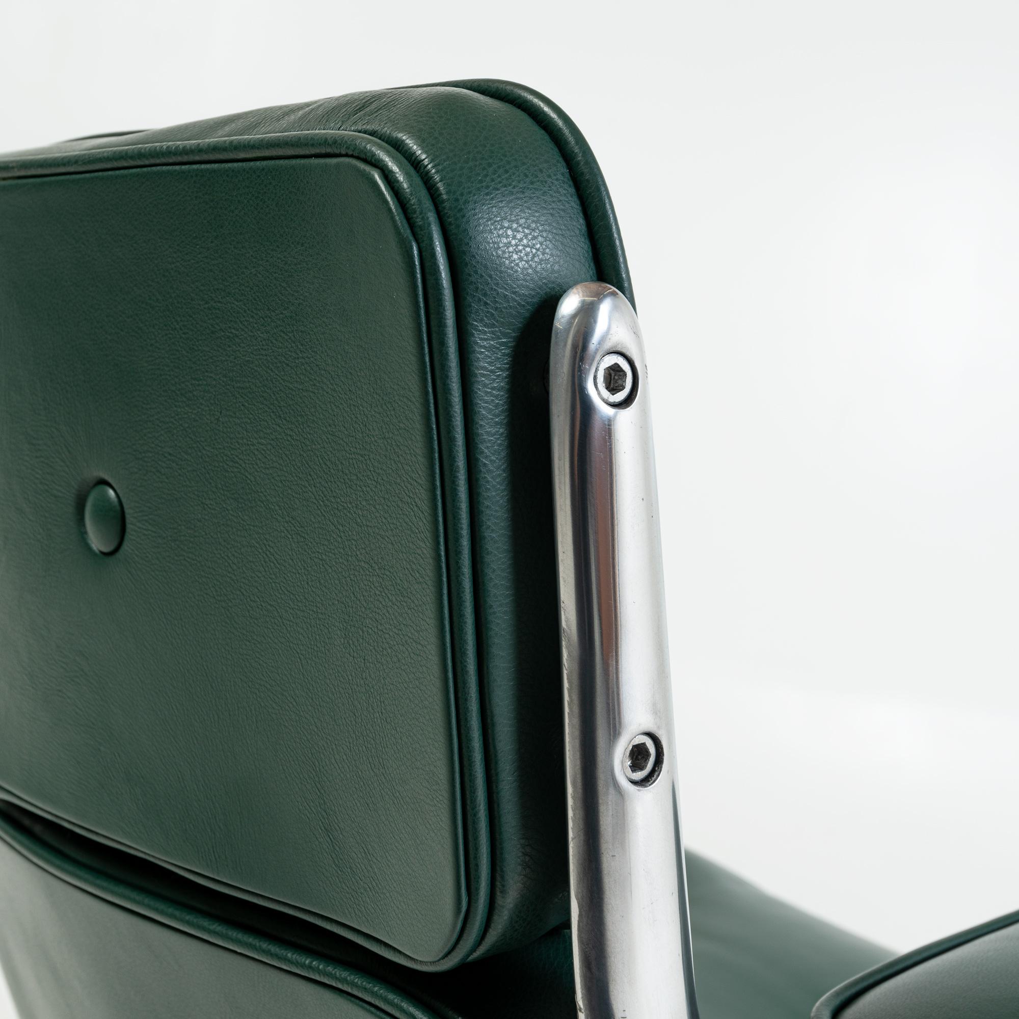 Eames Time Life Lobby Lounge Chair ES105 in Forest Green Leather In Good Condition For Sale In Seattle, WA