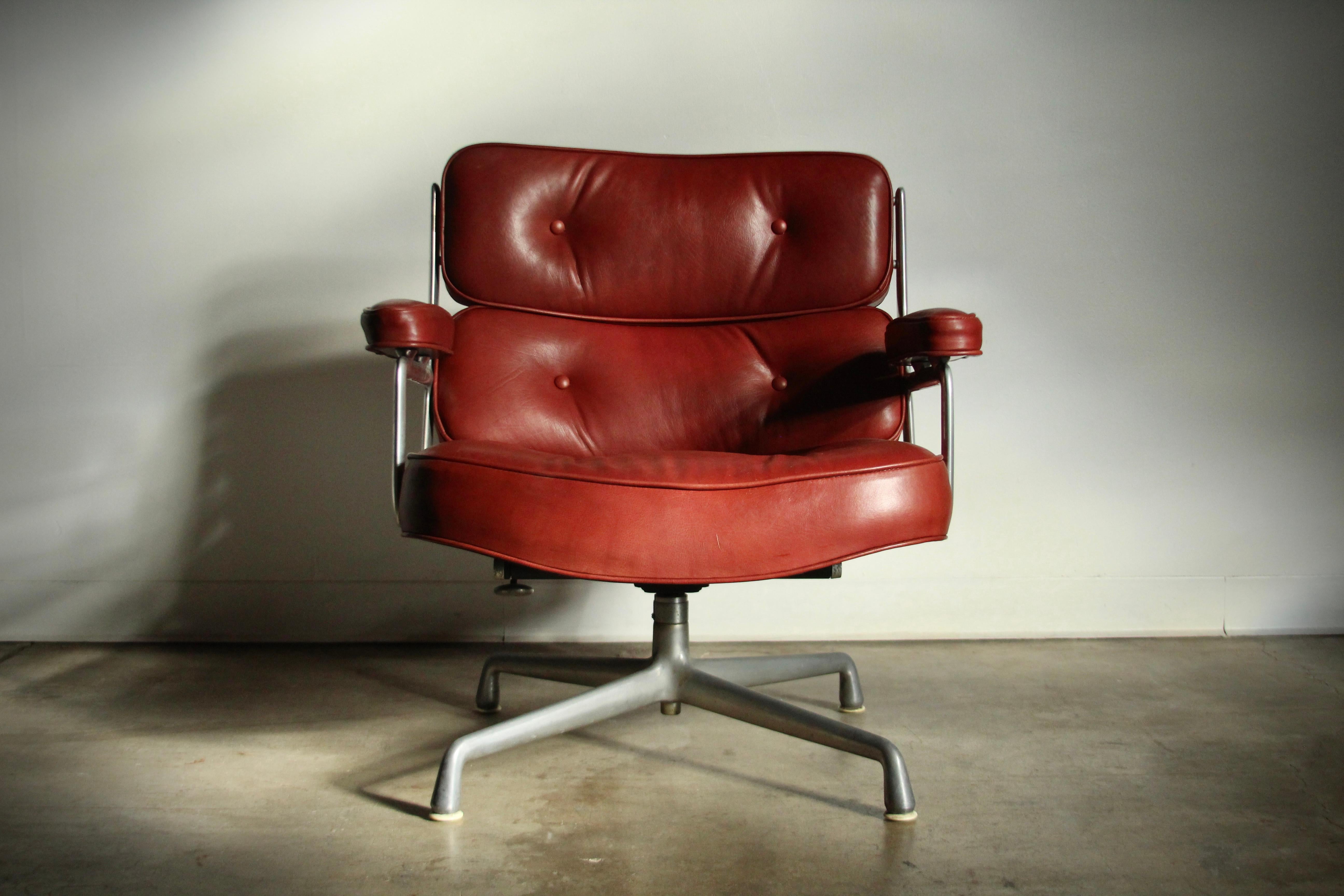 Eames Time Life Lobby Lounge Chair in Oxblood Calfskin Leather, 1960s For Sale 8