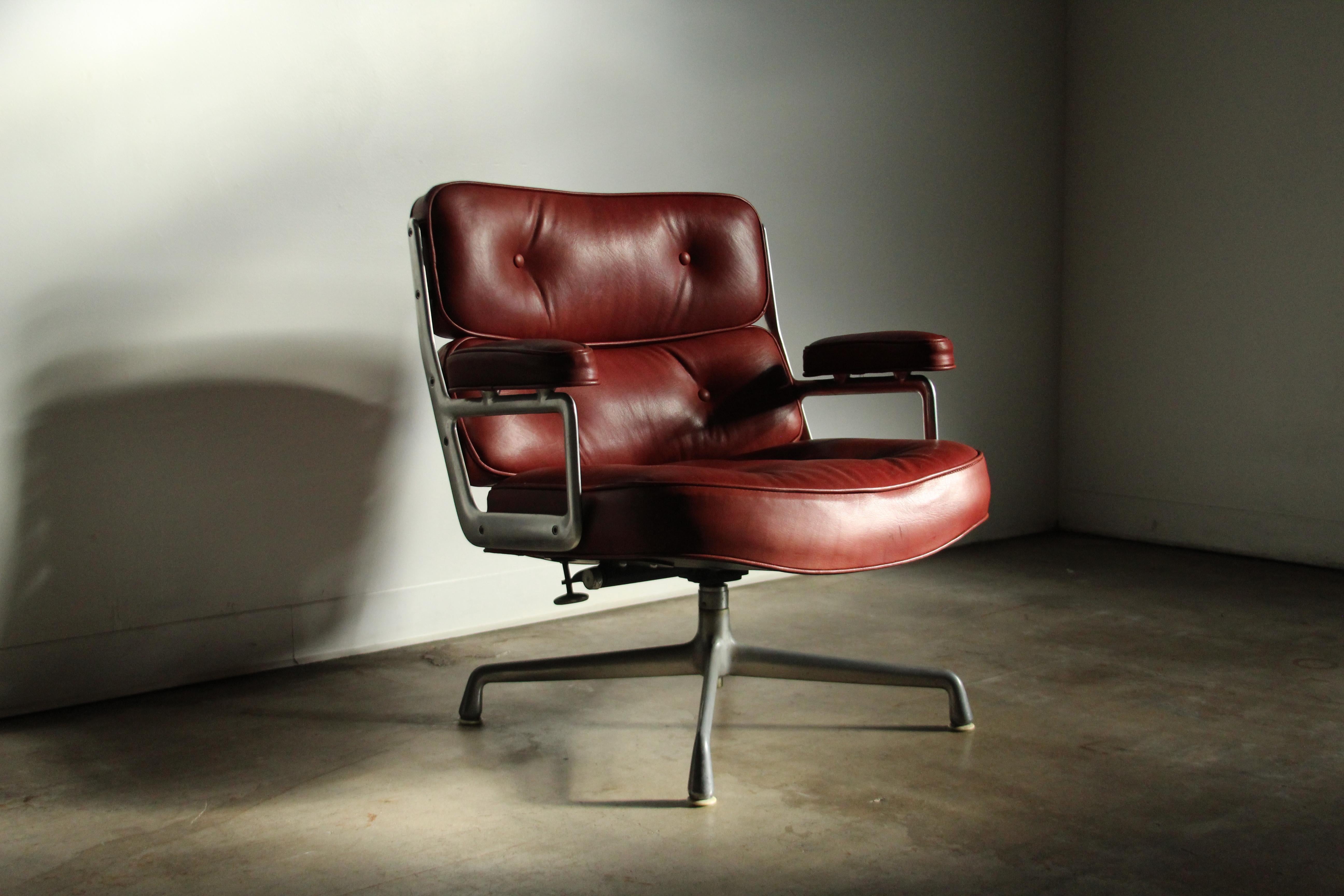 Fauteuil de salon Eames Time Life en cuir de veau sang de bœuf, années 1960 en vente 2