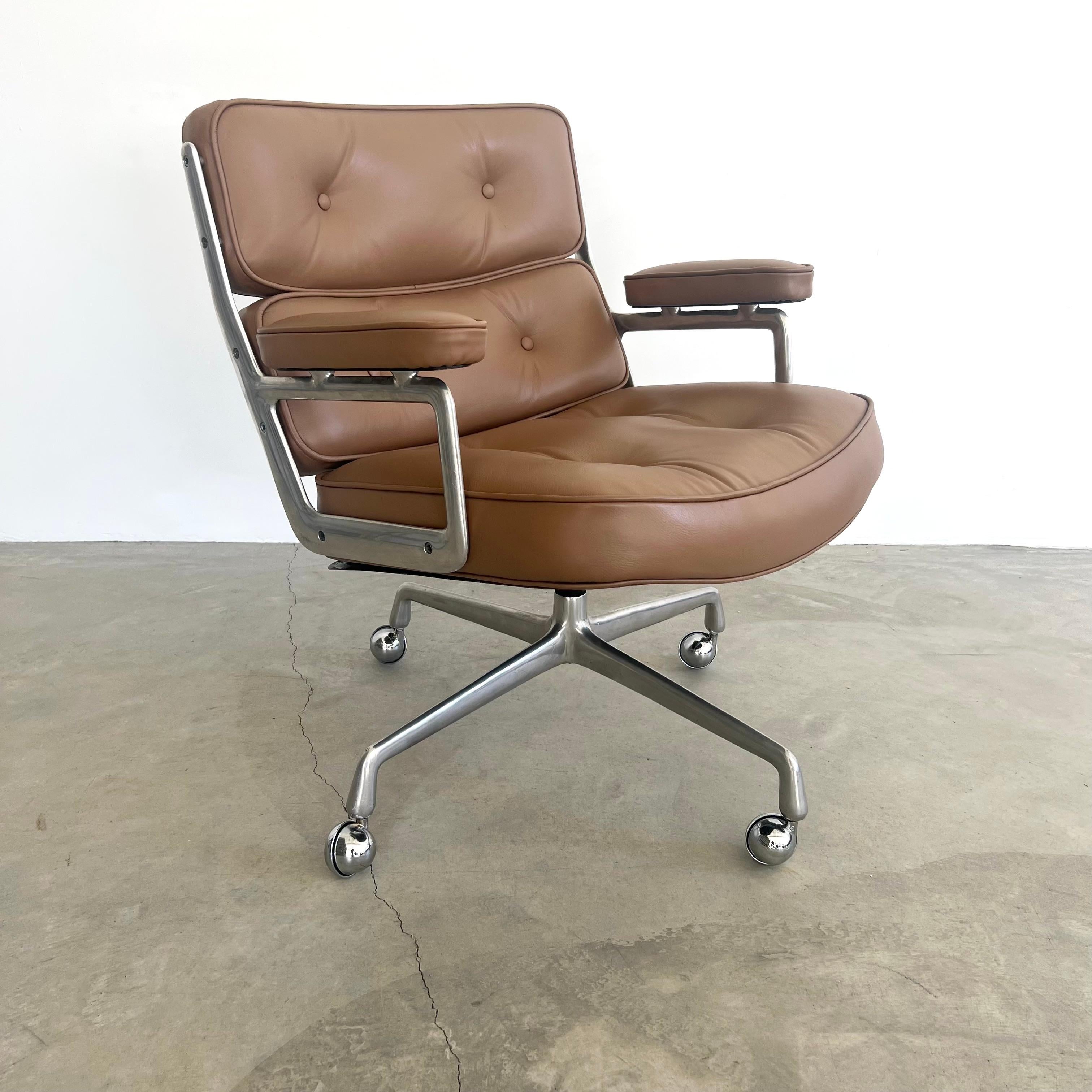 Chaises classiques Eames Time Life Lobby Chairs en cuir fauve pour Herman Miller estampillées. Le cuir a été récemment nettoyé et coloré et présente un aspect magnifique. Extrêmement confortable et usé. La chaise pivote. Le fauteuil ne s'incline