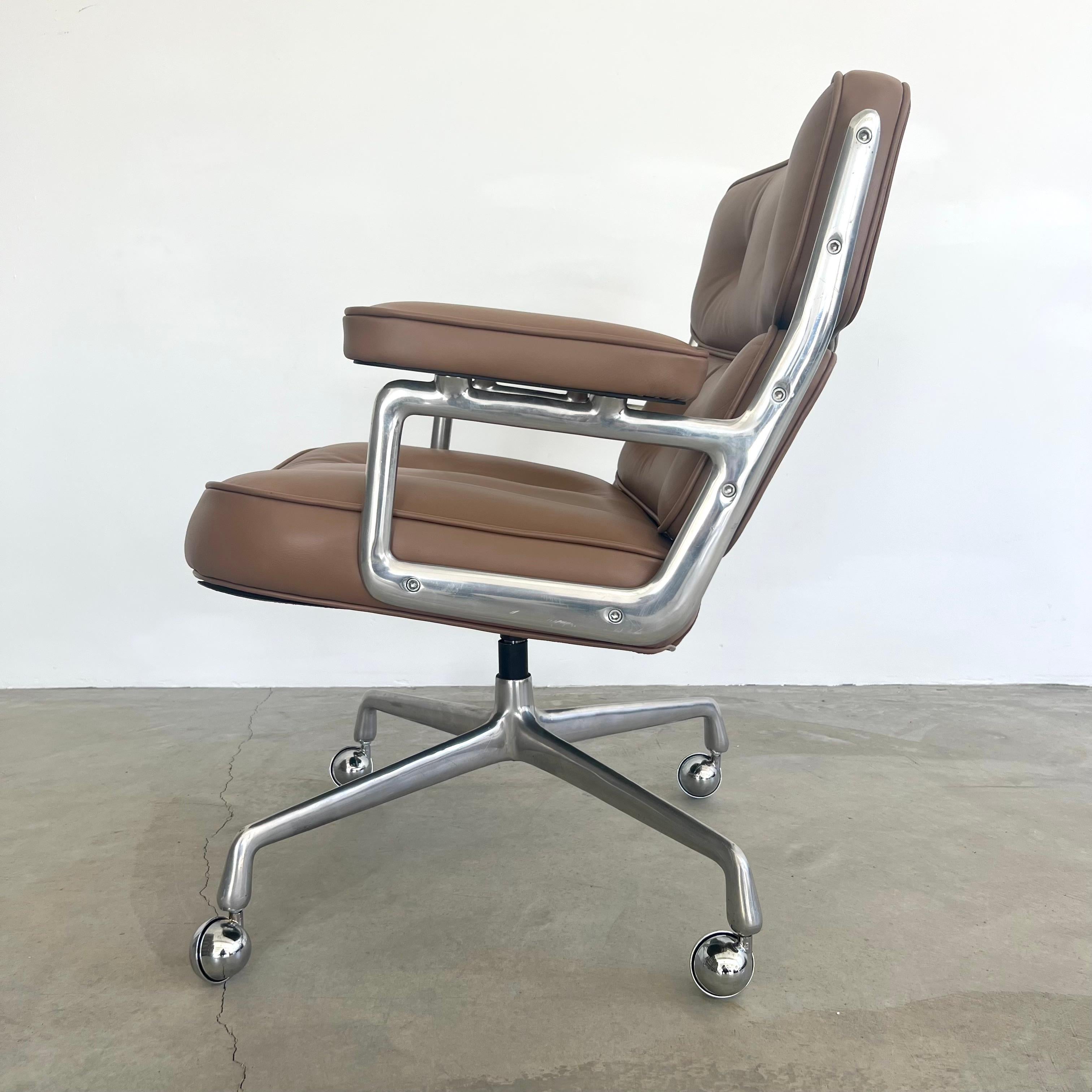 Eames Time Life Lobby Lounge Chair in Tan Leather for Herman Miller, 1980s USA In Good Condition In Los Angeles, CA