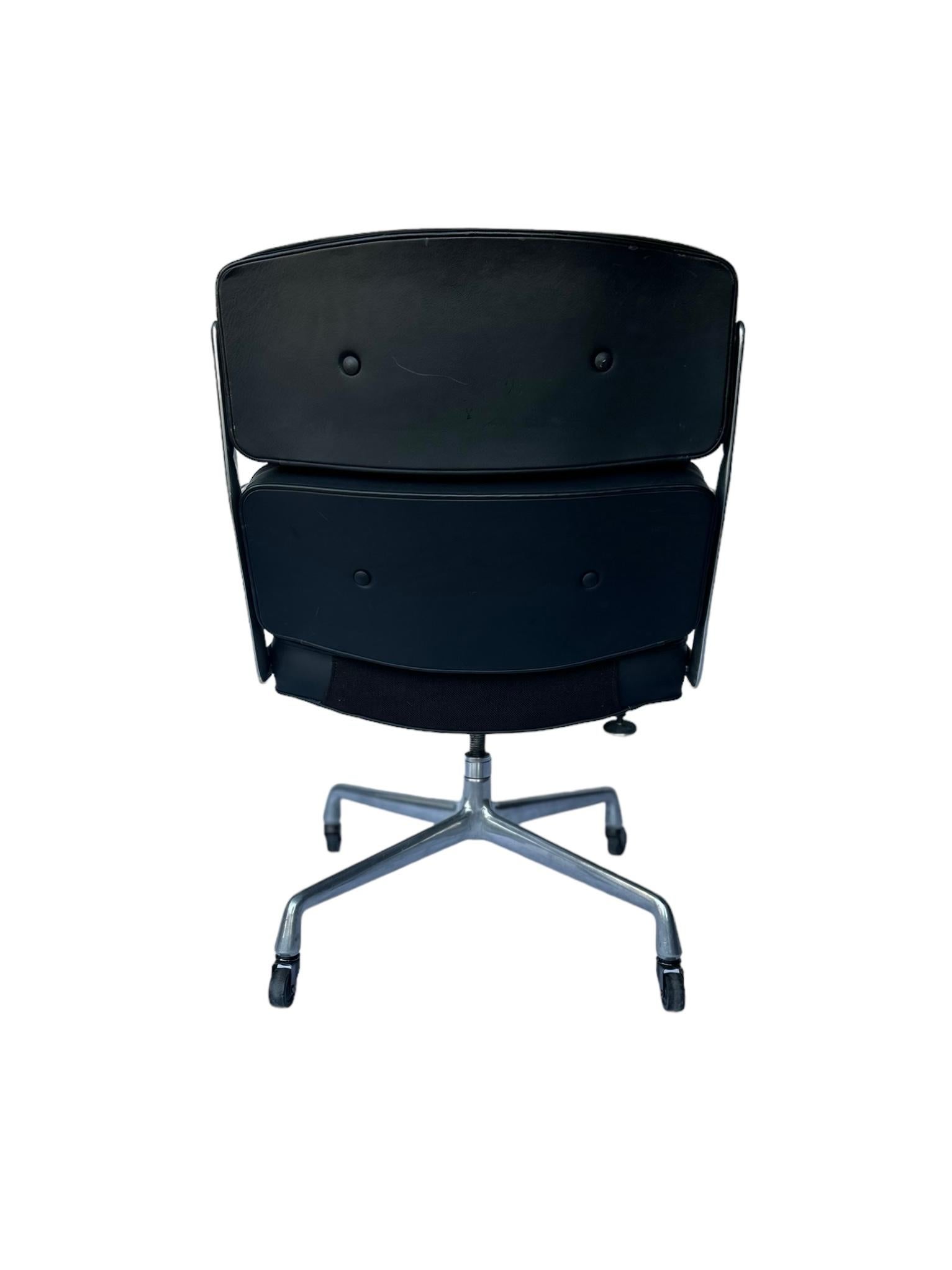 Mid-Century Modern Eames Time Life Office Desk Chair in Black Leather For Sale
