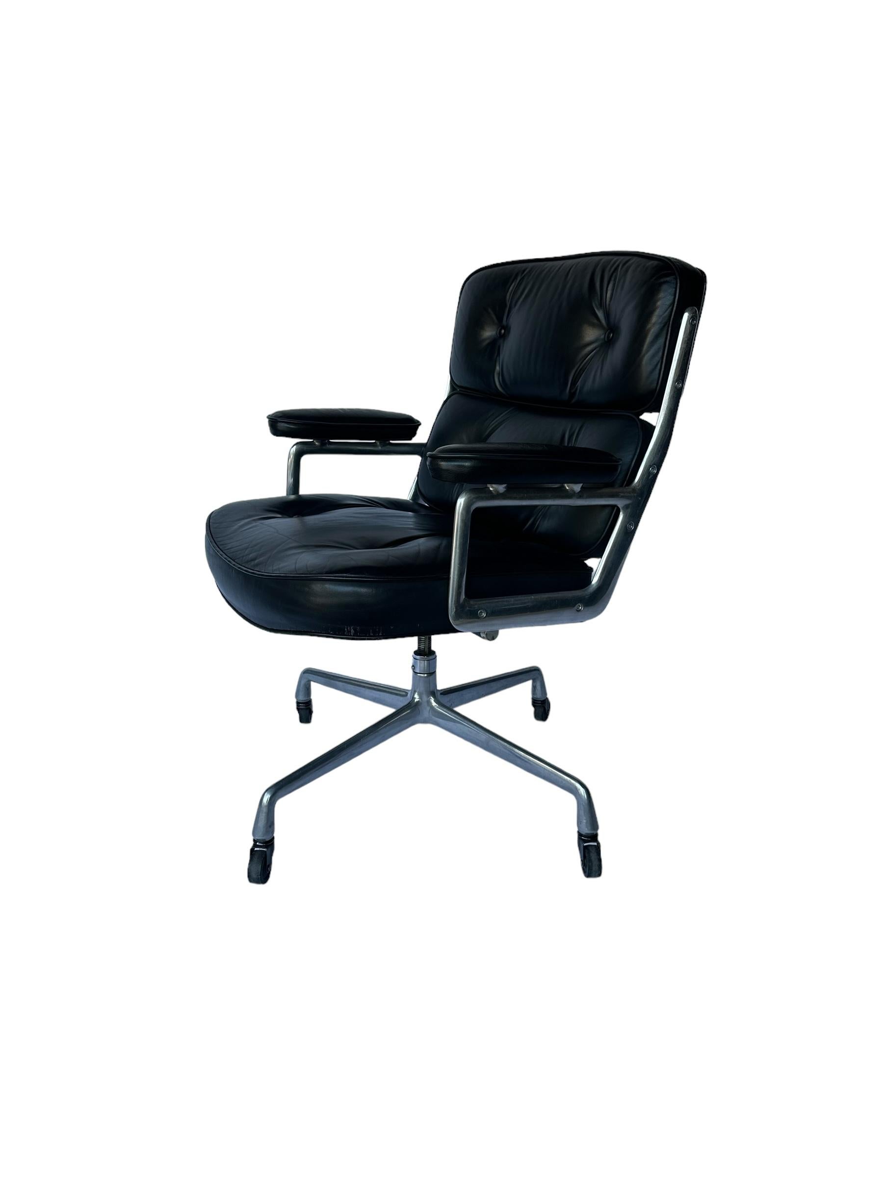 Eames Time Life Office Desk Chair in Black Leather In Good Condition For Sale In Brooklyn, NY