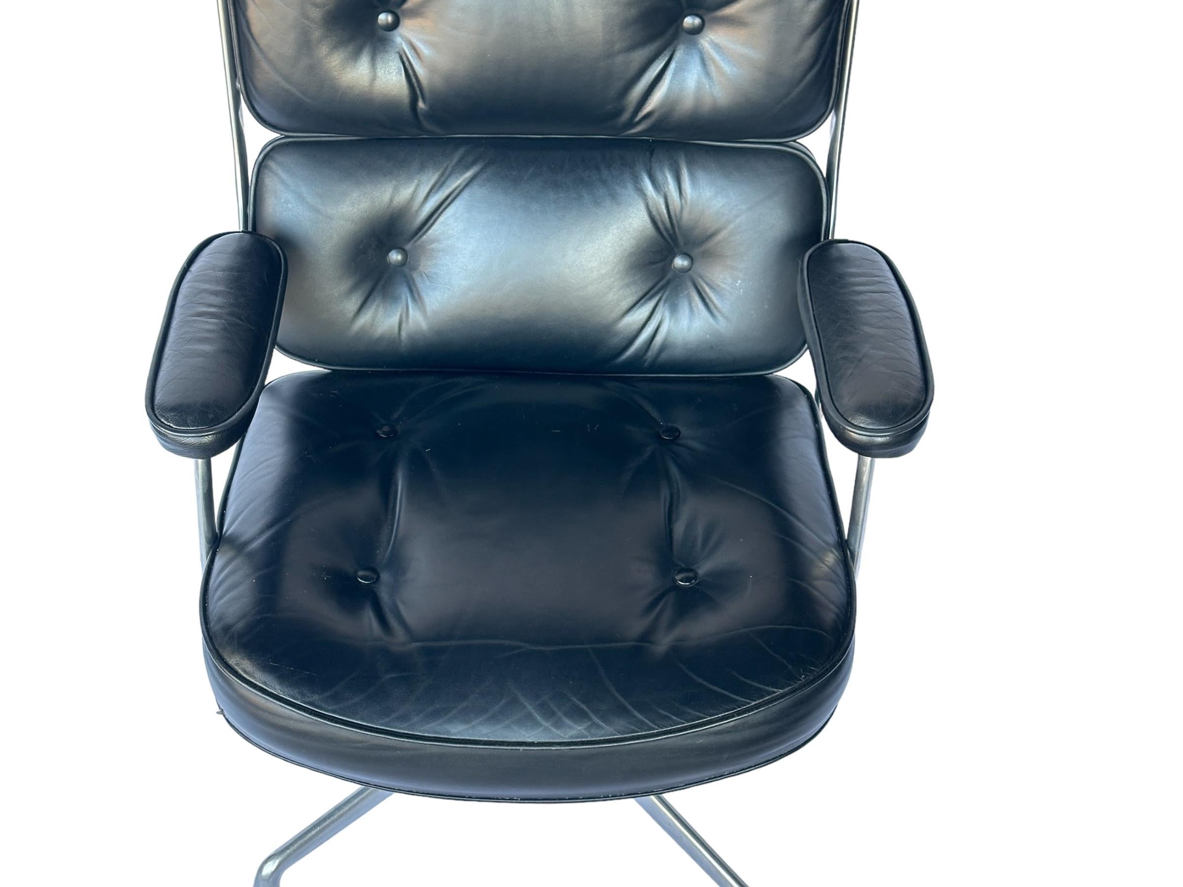 Aluminum Eames Time Life Office Desk Chair in Black Leather For Sale