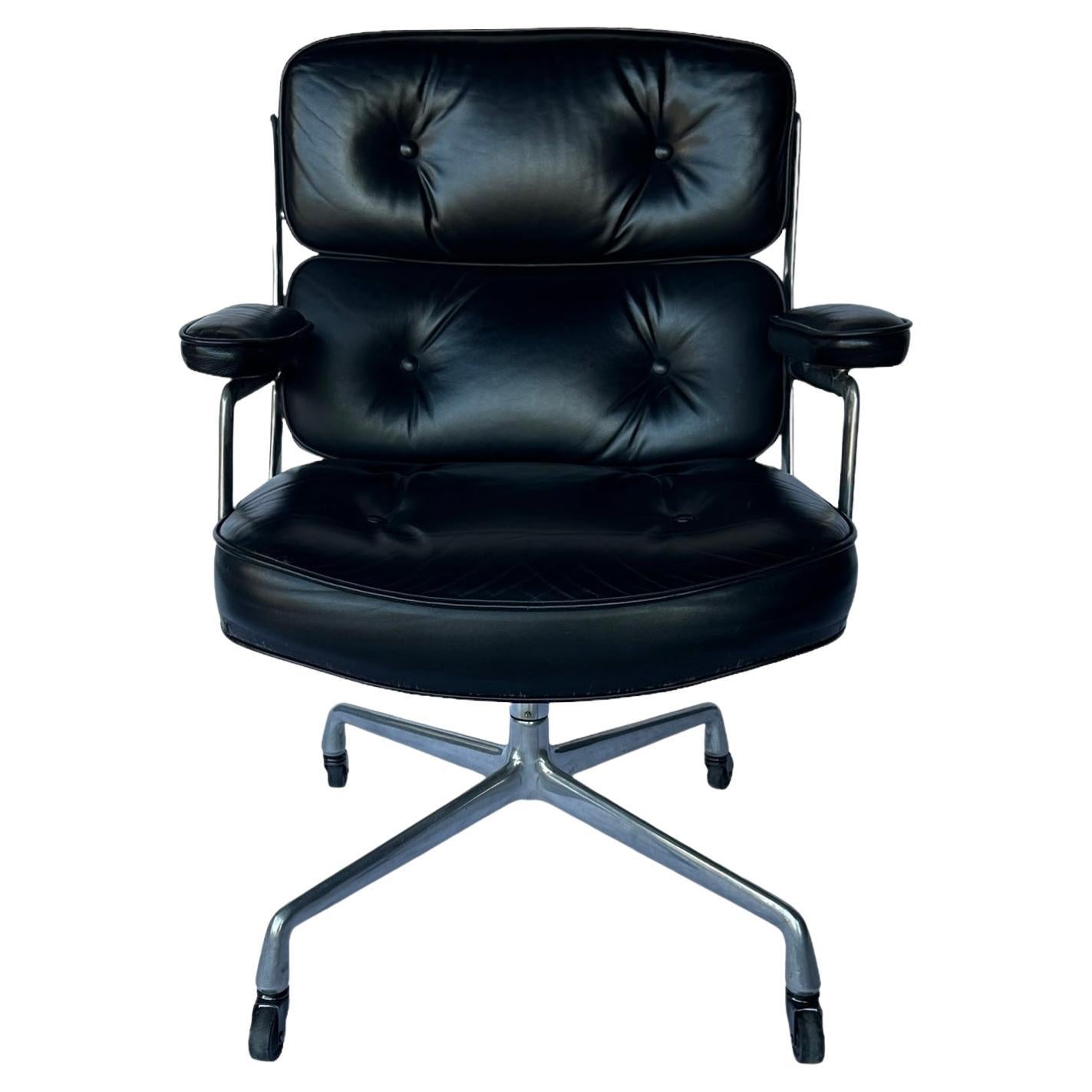 Chaise de bureau Eames Time Life en cuir noir en vente