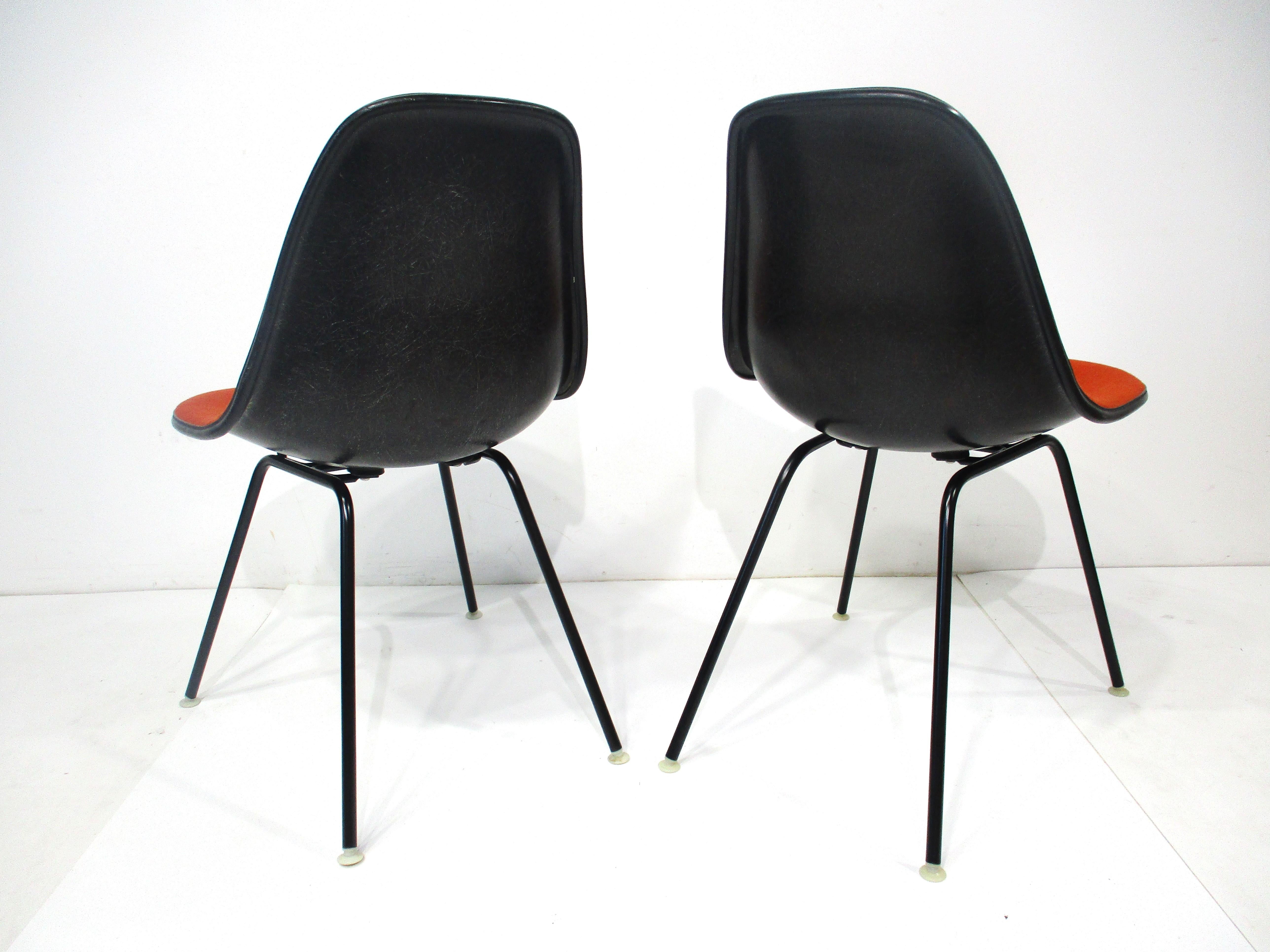 Paar gepolsterte Beistellstühle mit H-Sockel von Eames für Herman Miller (amerikanisch) im Angebot