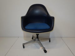 Chaise de bureau à dossier haut et à roulettes Eames rembourrée par Herman Miller