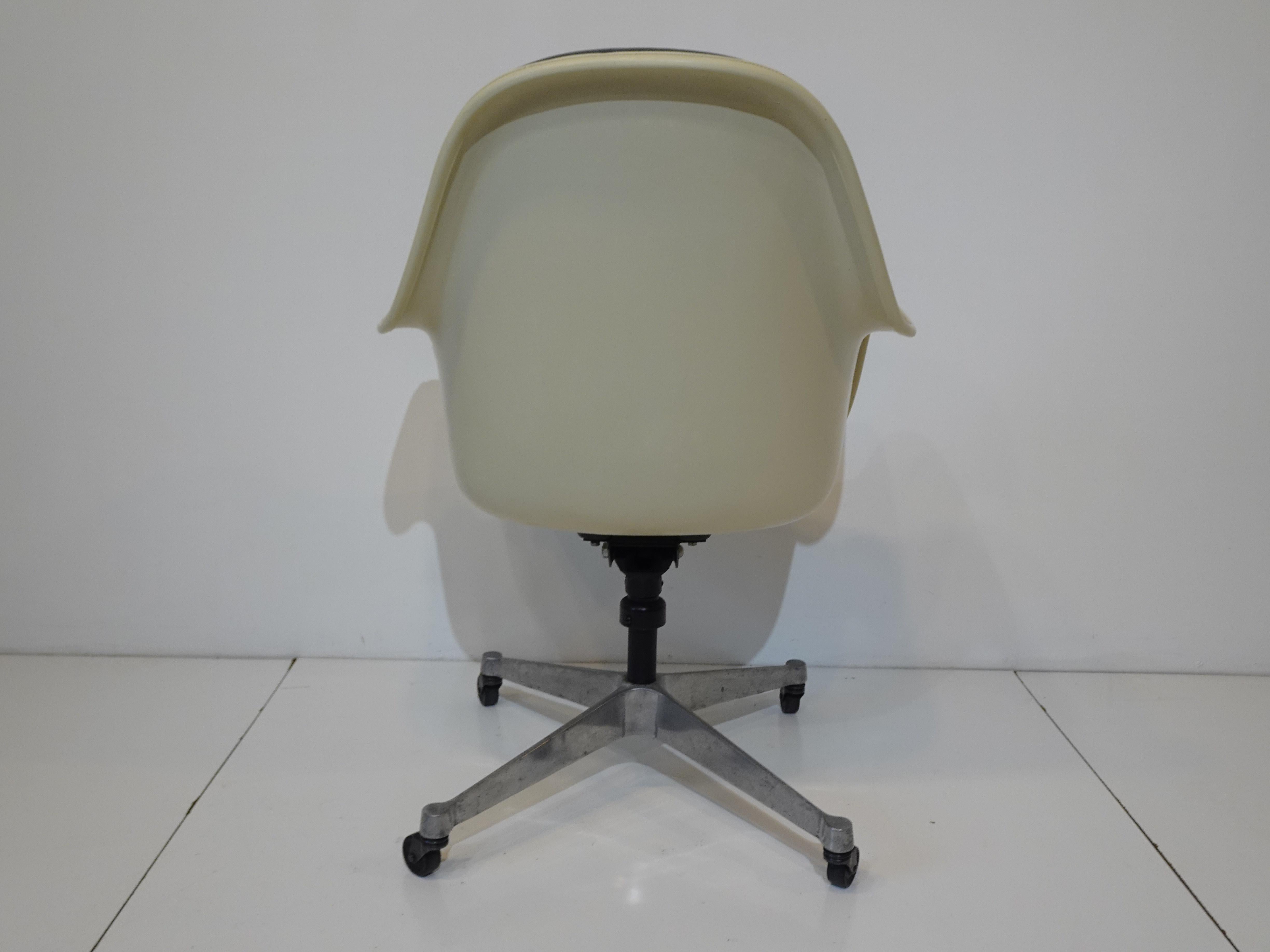 Eames Upholstered Rolling High Back Desk Chair by Herman Miller In Good Condition In Cincinnati, OH