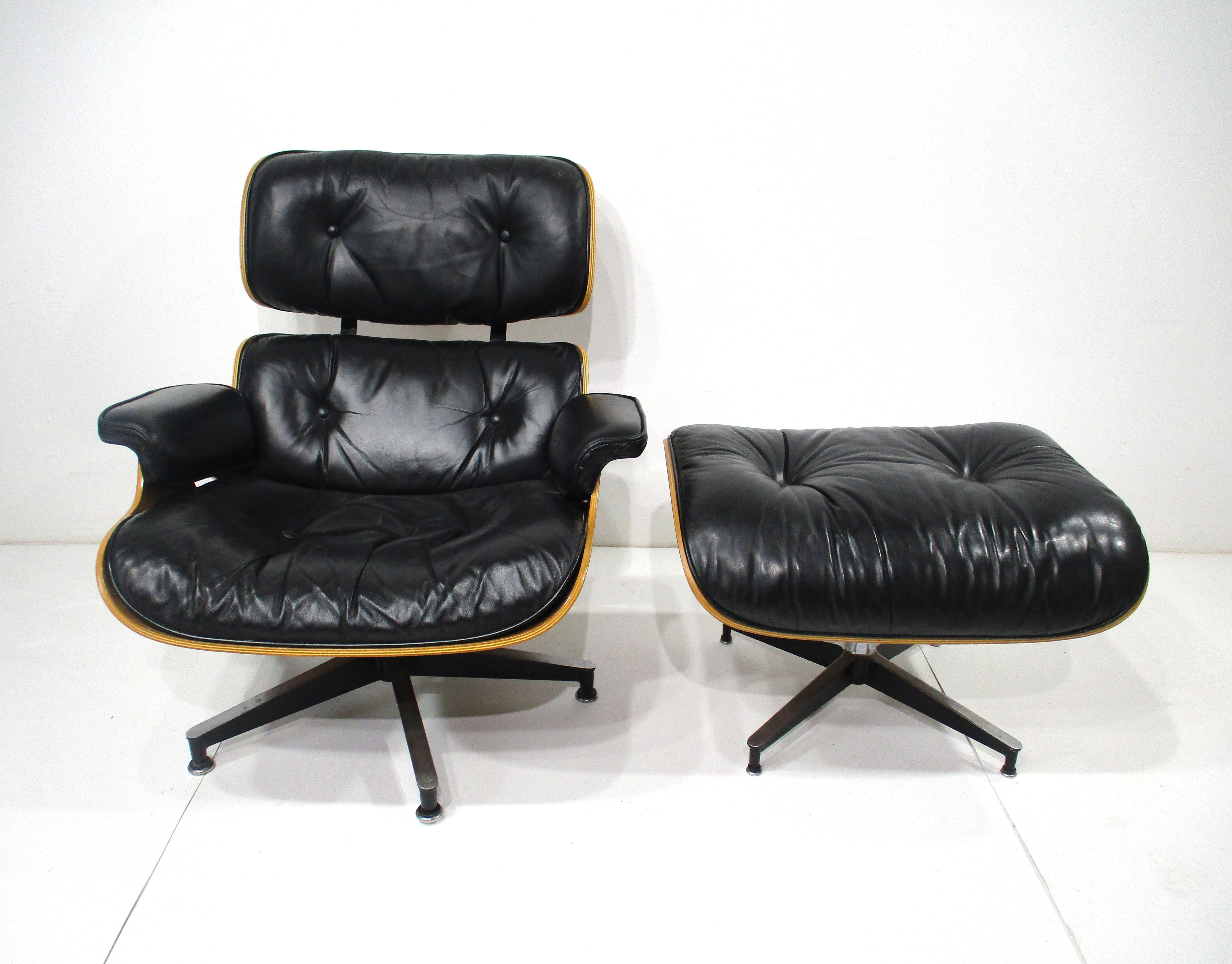 Mid-Century Modern Chaise longue Eames 670 avec pouf Herman Miller en vente