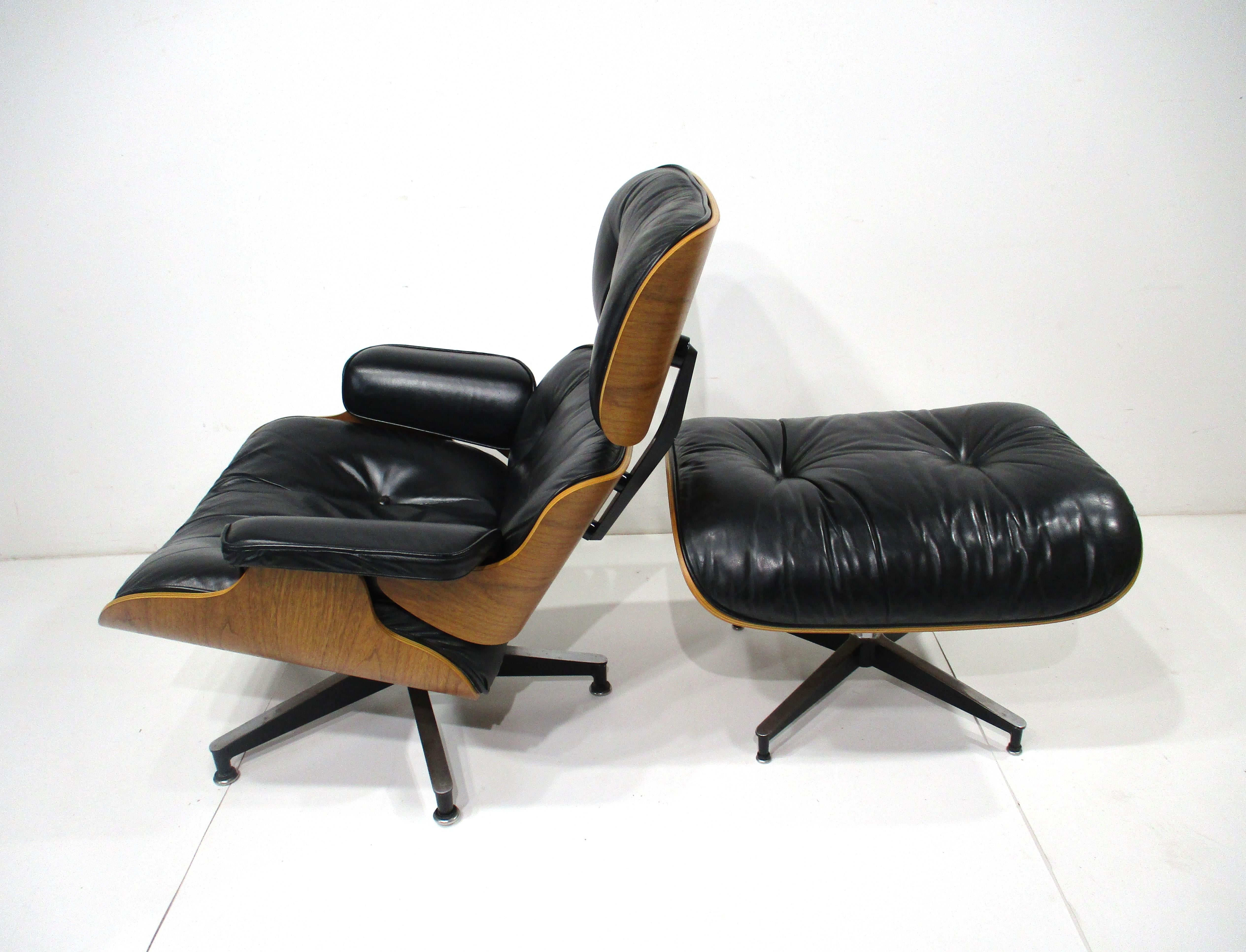 20ième siècle Chaise longue Eames 670 avec pouf Herman Miller en vente