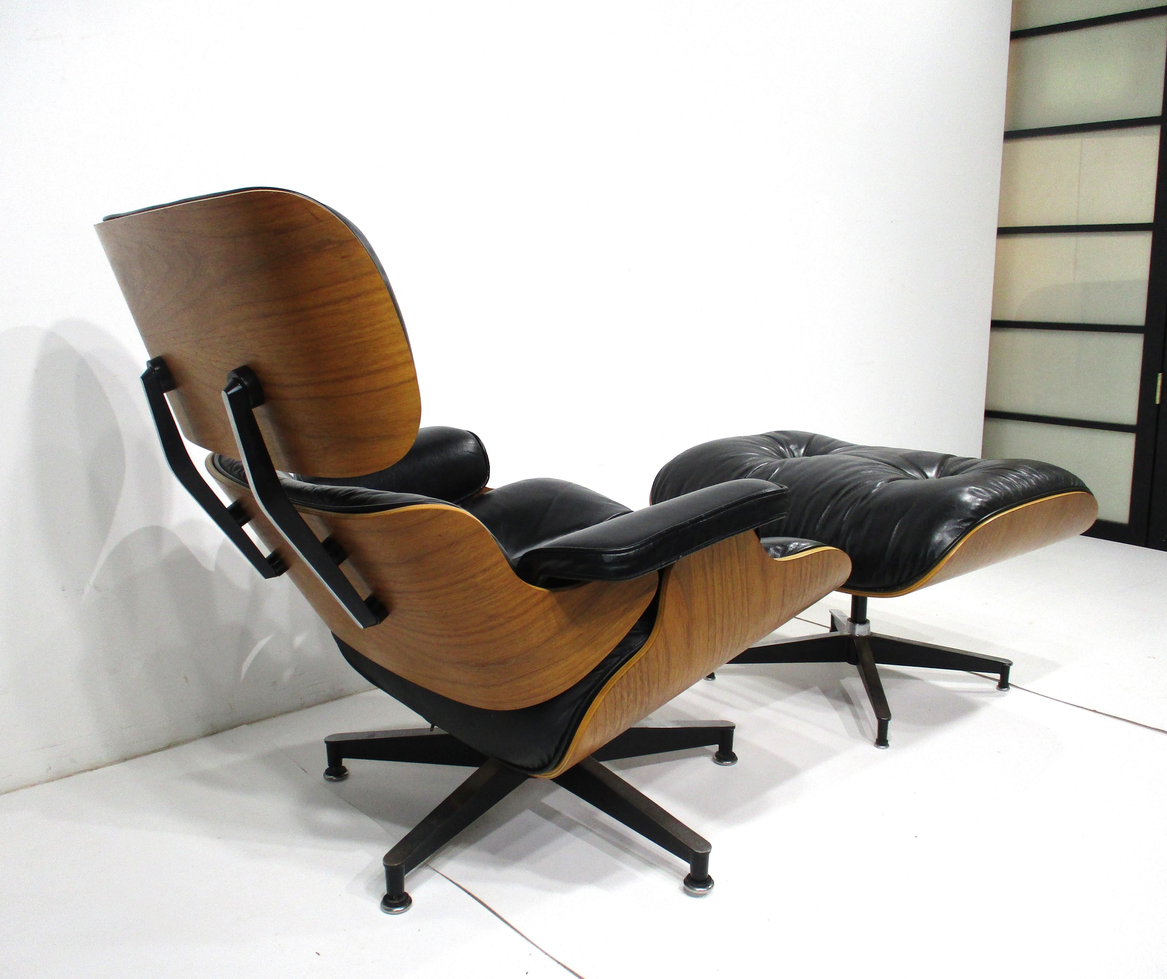Noyer Chaise longue Eames 670 avec pouf Herman Miller en vente