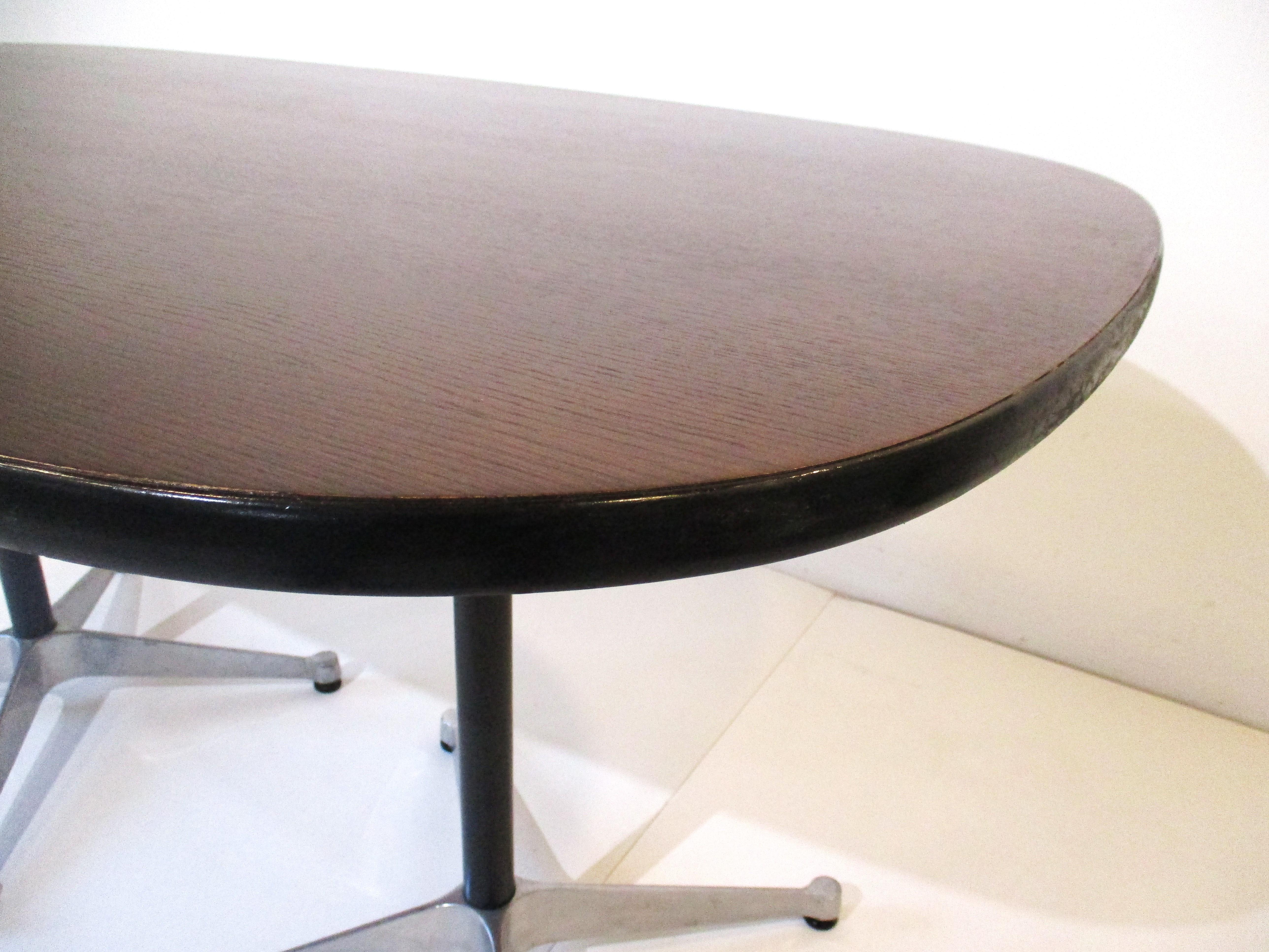 Table de salle à manger Eames en noyer et aluminium par Herman Miller en vente 1