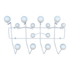 Eames in noce e ferro Hang It All per Herman Miller