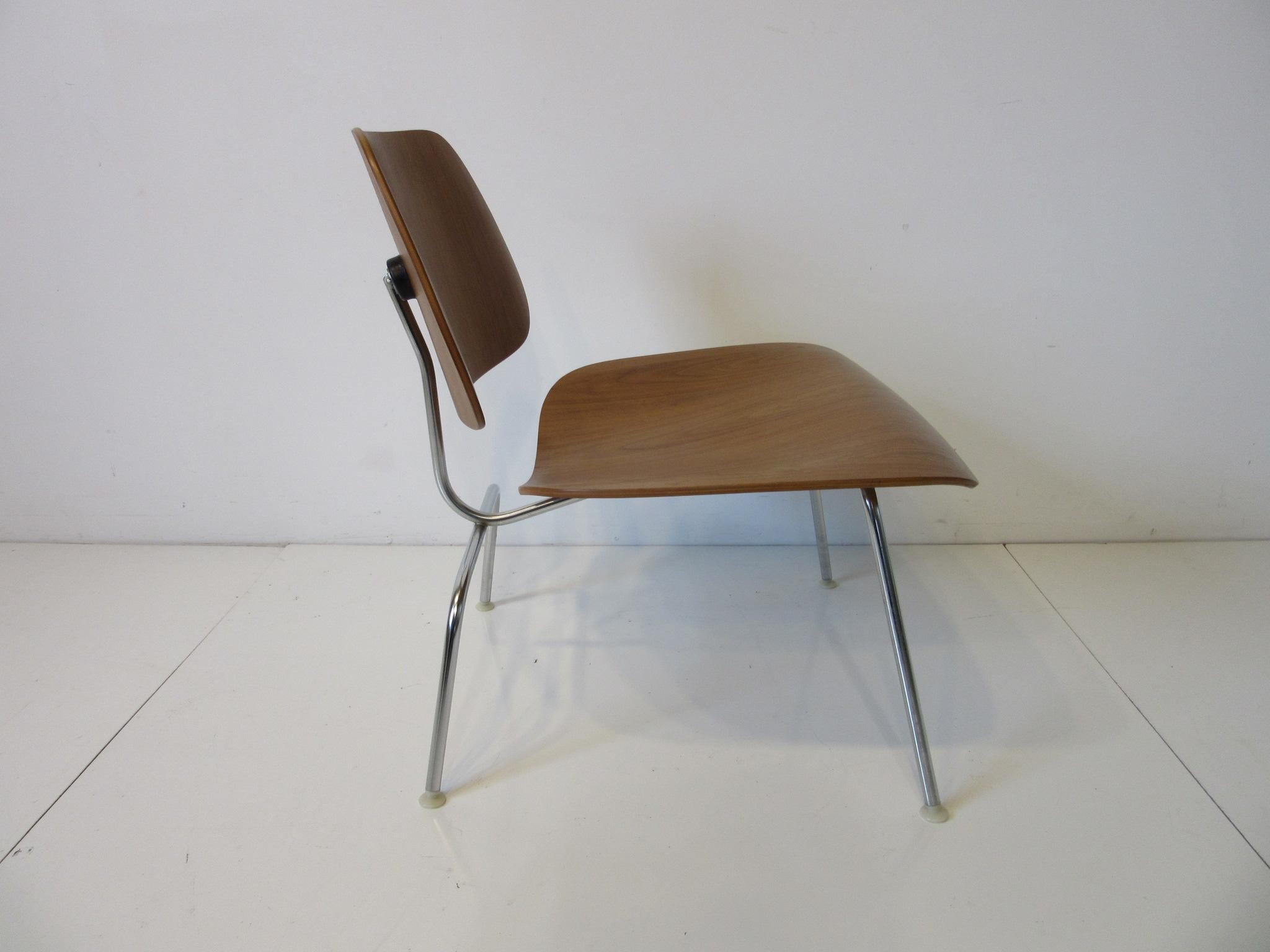 Mid-Century Modern Eames Walnut LCM Lounge Chair with Chrome Frame for Herman Miller 'A'