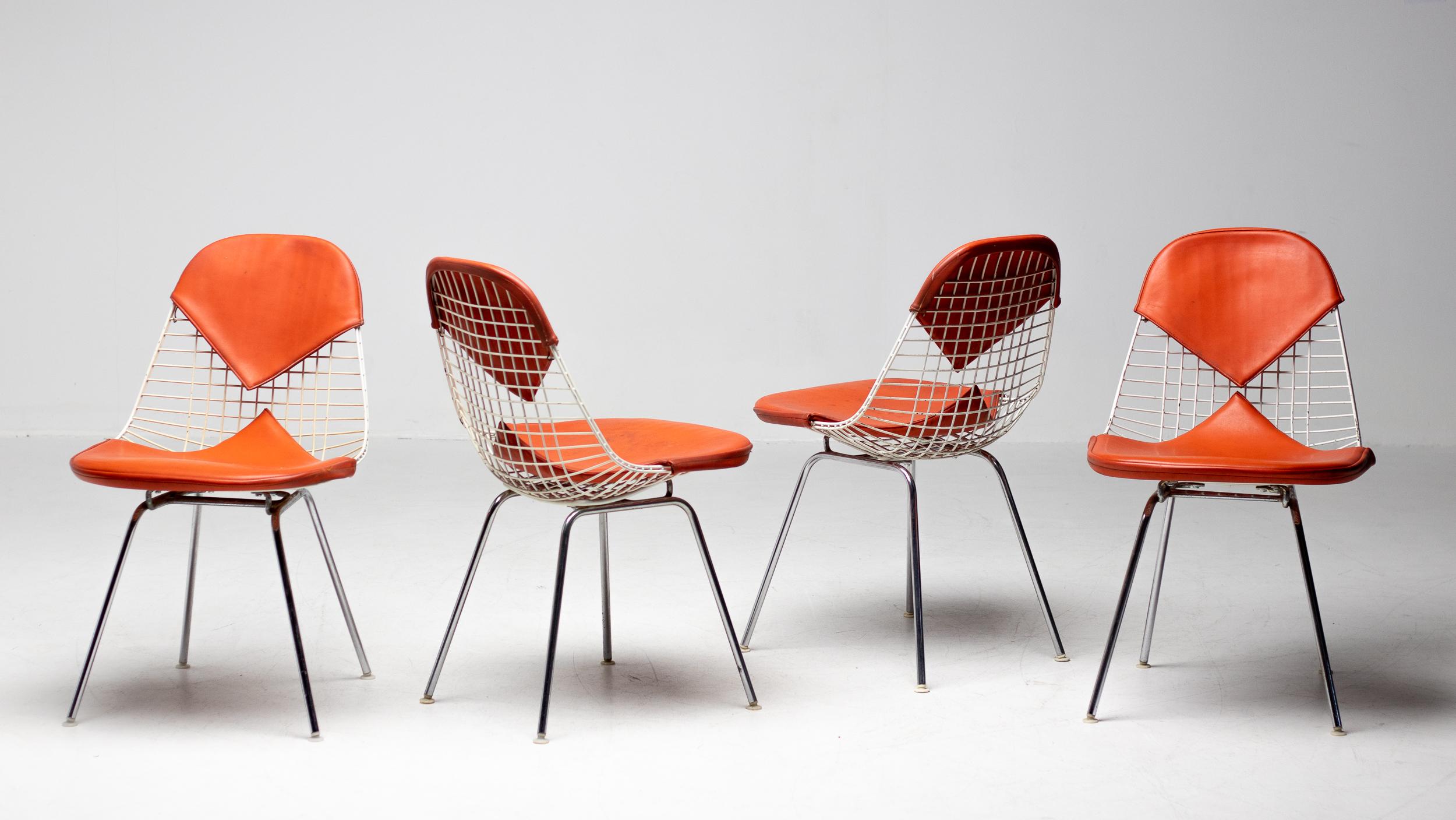 Eames DKR Stuhl für Herman Miller. Das Gestell dieses Stuhls besteht aus zusammengeschweißten Stahldrähten, weiß pulverbeschichtet, auf einem verchromten 4-Fußgestell aus Stahl. Die Bikini-Pad-Bezüge sind das Original von Herman Miller, entworfen