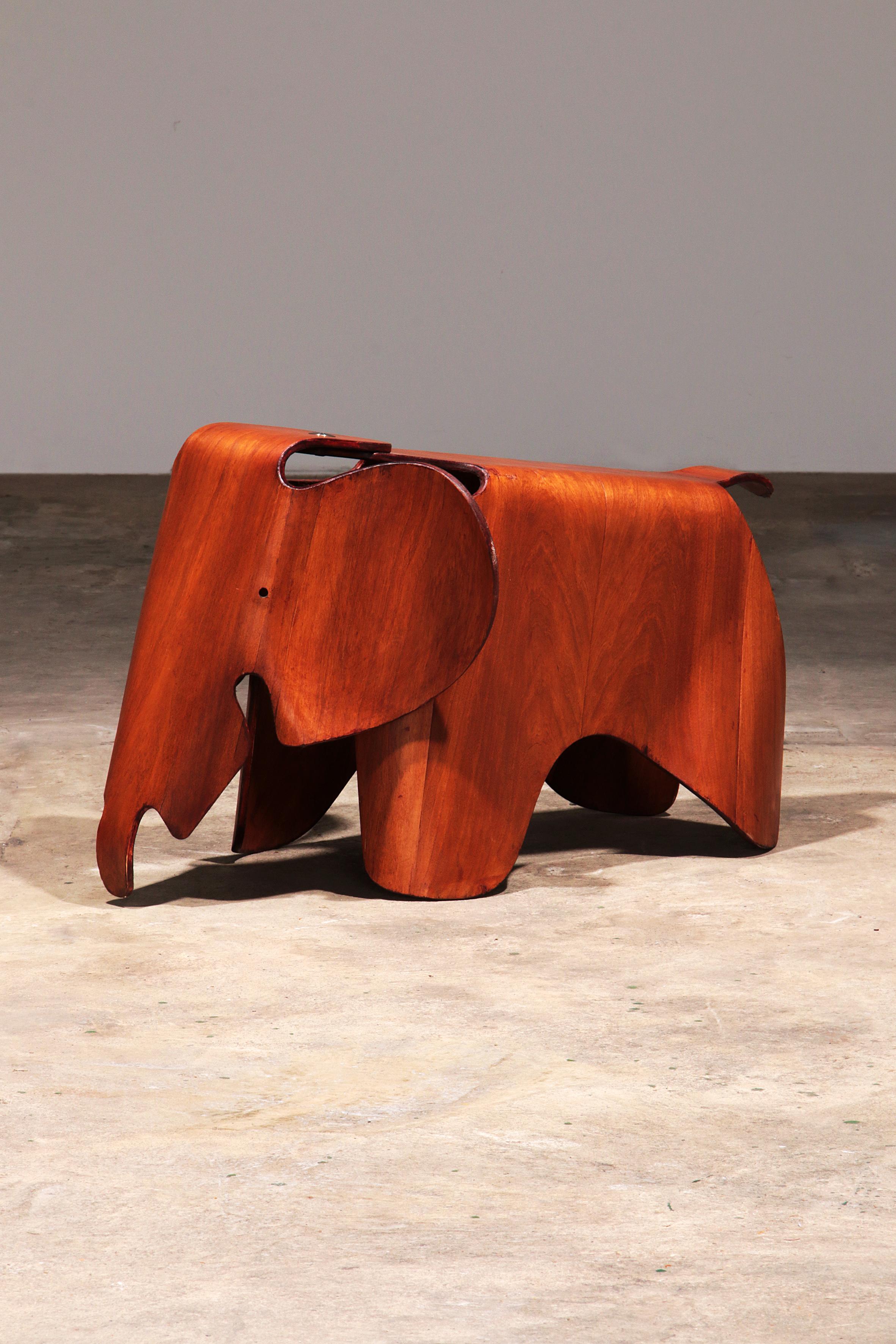 Tabouret éléphant Eames Vitra, design emblématique

Plongez dans l'histoire du design intemporel avec l'emblématique tabouret Eames Elephant en bois de Vitra. Conçue à l'origine en 1945 par Ray et Charles Eames, cette pièce unique témoigne de leur