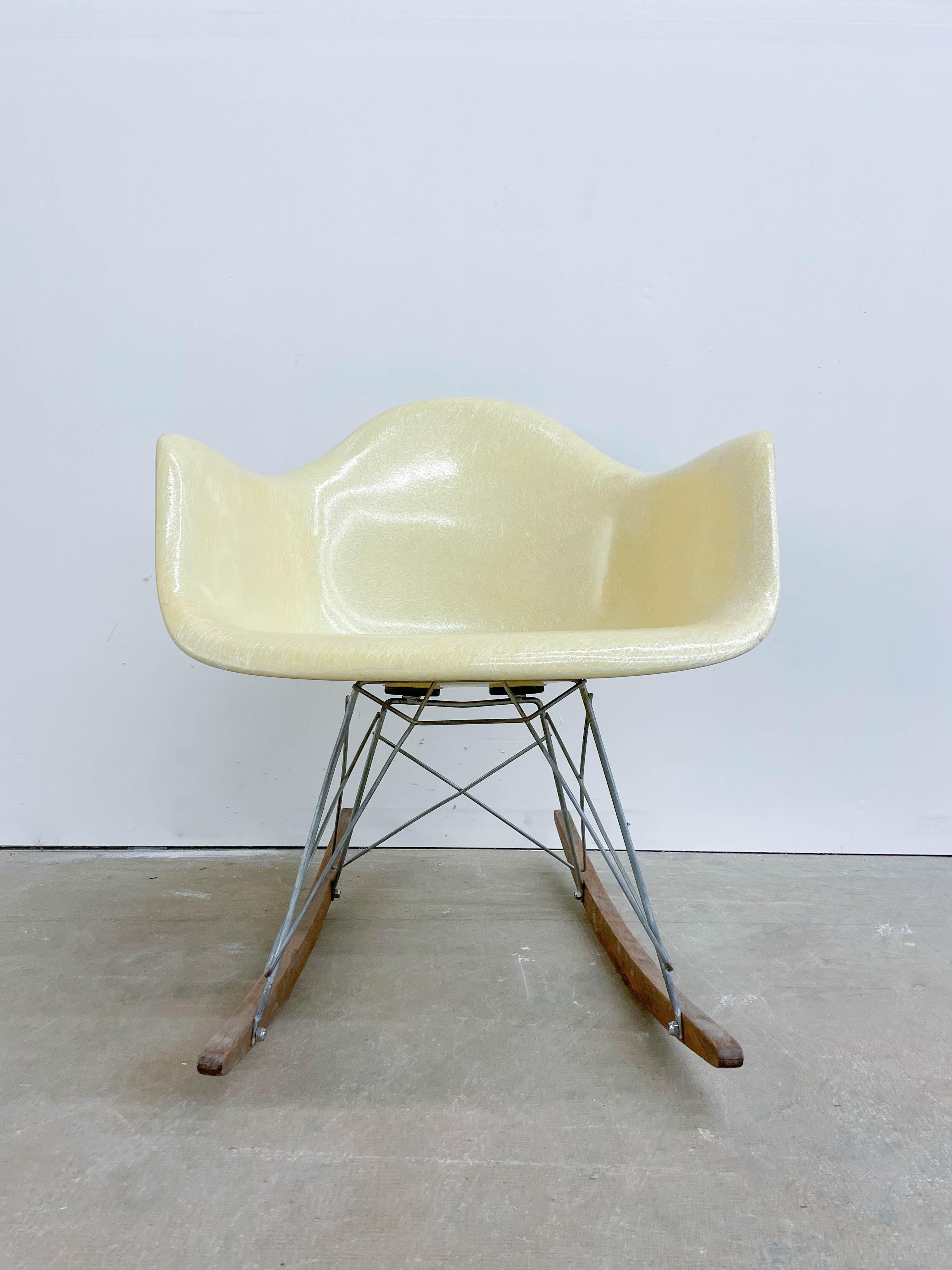 Eames Zenith RAR Rocking Chair with Rope Edge For Sale 1