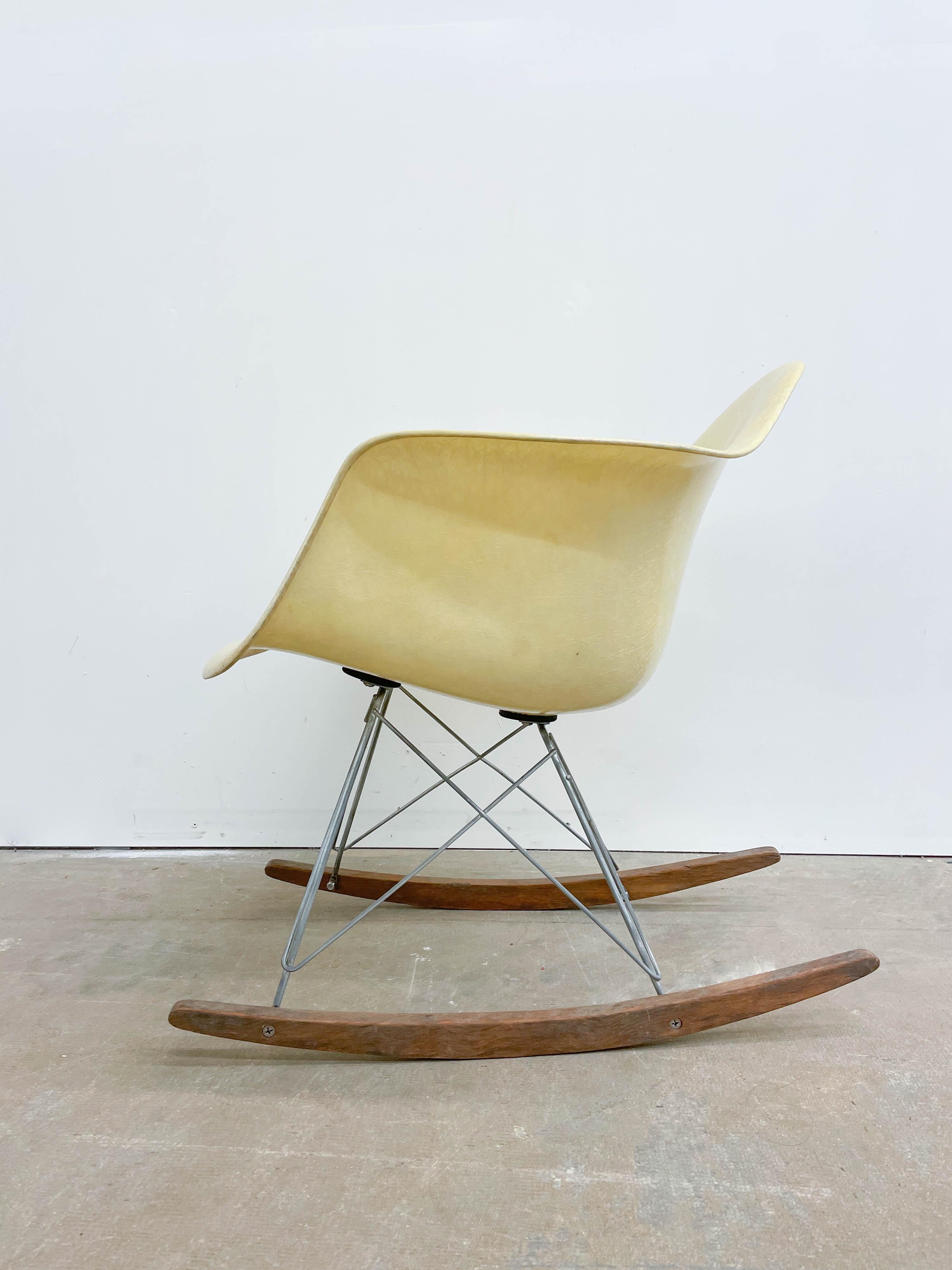 Mid-Century Modern Eames Zenith RAR Rocking Chair with Rope Edge For Sale