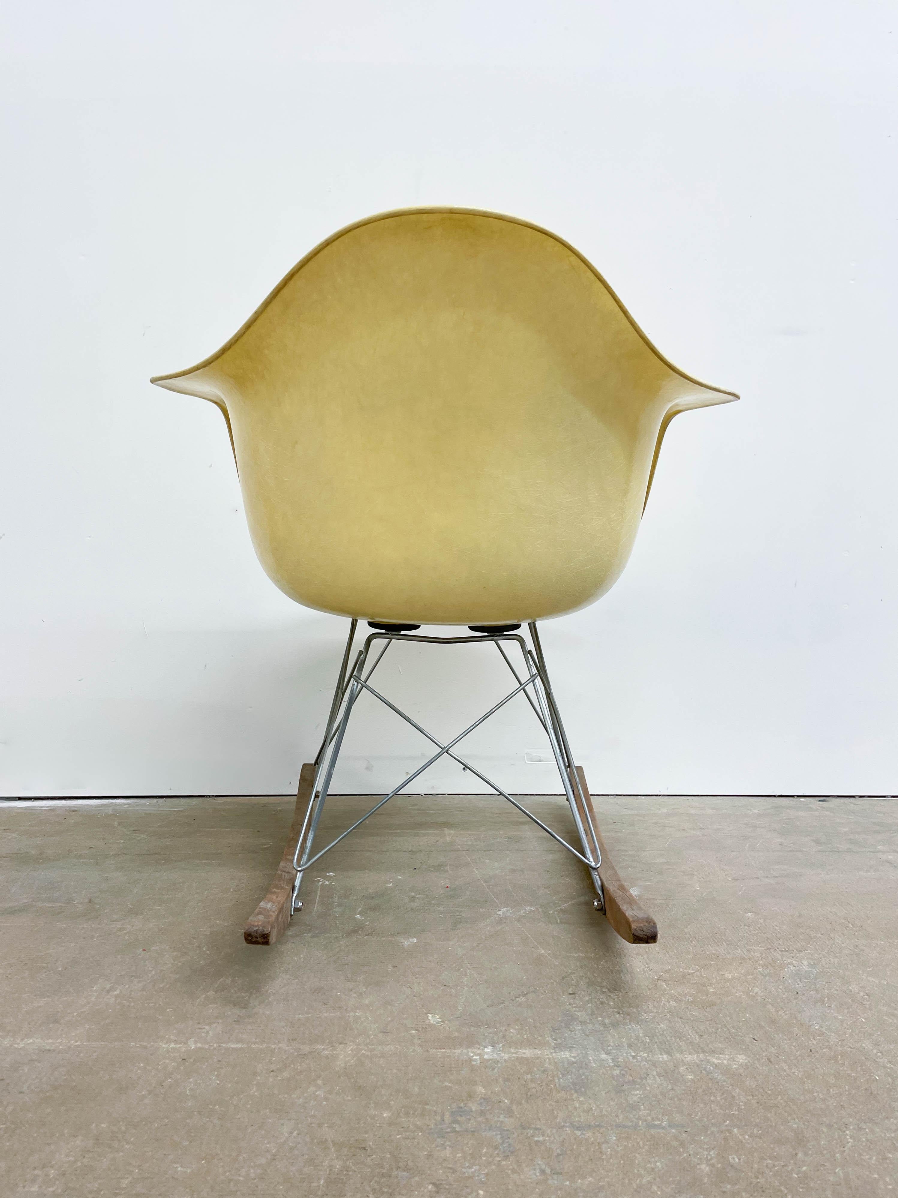 Eames Zenith RAR Rocking Chair with Rope Edge In Good Condition For Sale In Kalamazoo, MI