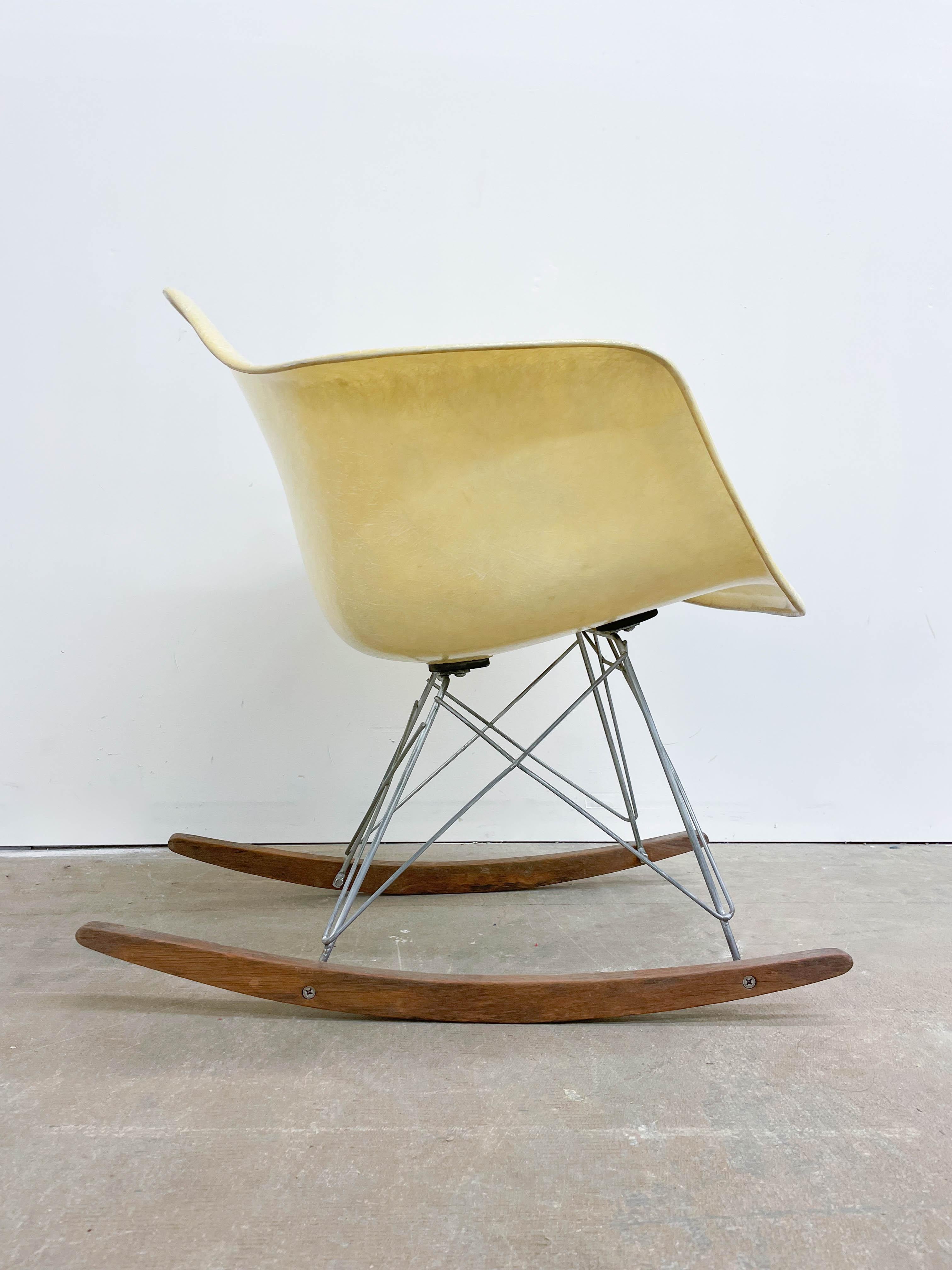 Metal Eames Zenith RAR Rocking Chair with Rope Edge For Sale