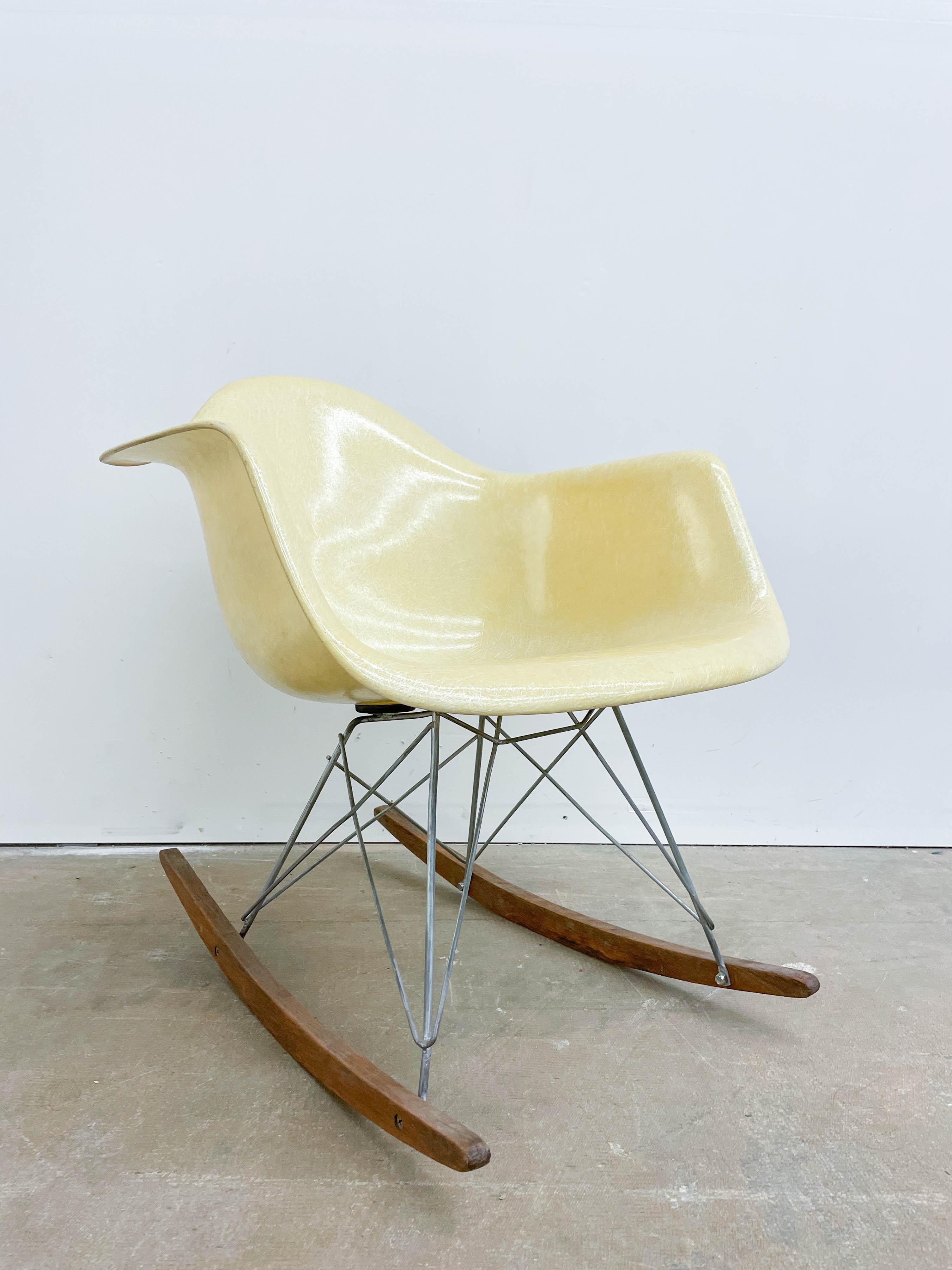 Eames Zenith RAR Rocking Chair with Rope Edge For Sale 2