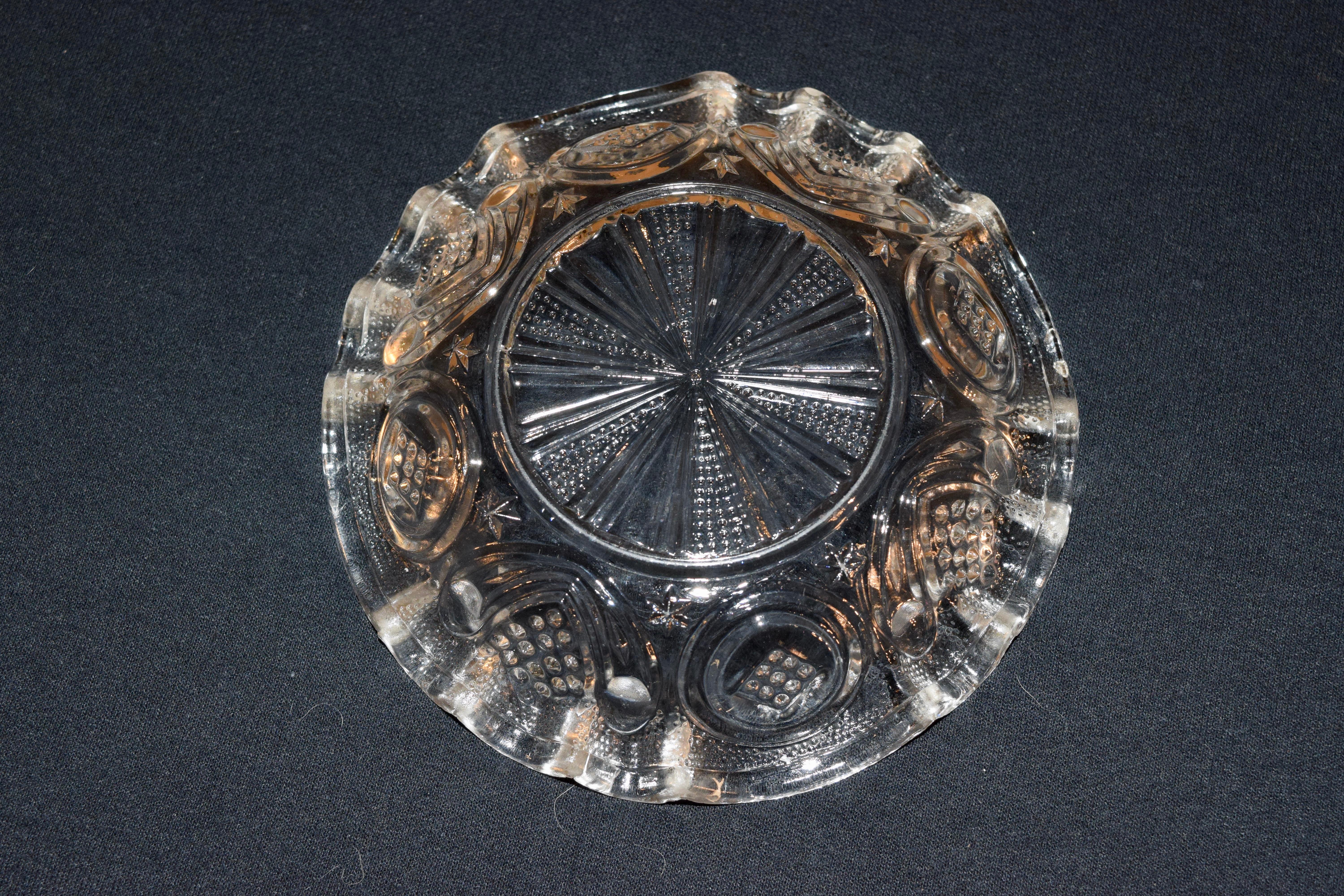 EAPG Schale aus gepresstem Glas mit geriffeltem Rand (19. Jahrhundert) im Angebot