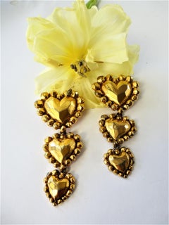Ear clip in the shape of 3 hearts signed Ch. Lacroix Paris, 1980s gold plated
