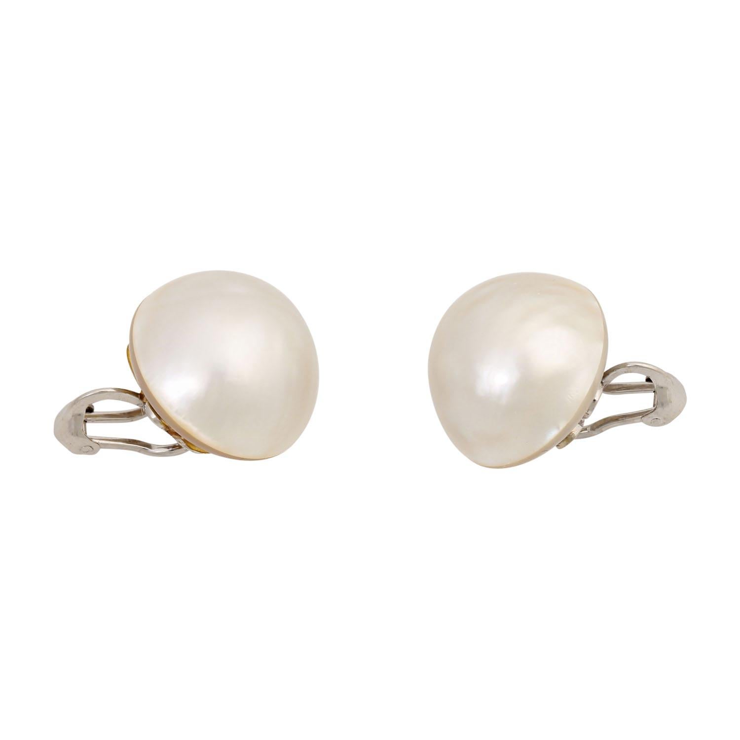 WG 14K, 15.1 g, 2nd half of the 20th century, signs of wear.

 Earclips with Mabe cultured pearls approx. 20 mm, 14K white gold, 15.1 g, 2nd half of 20th century, signs of wear.