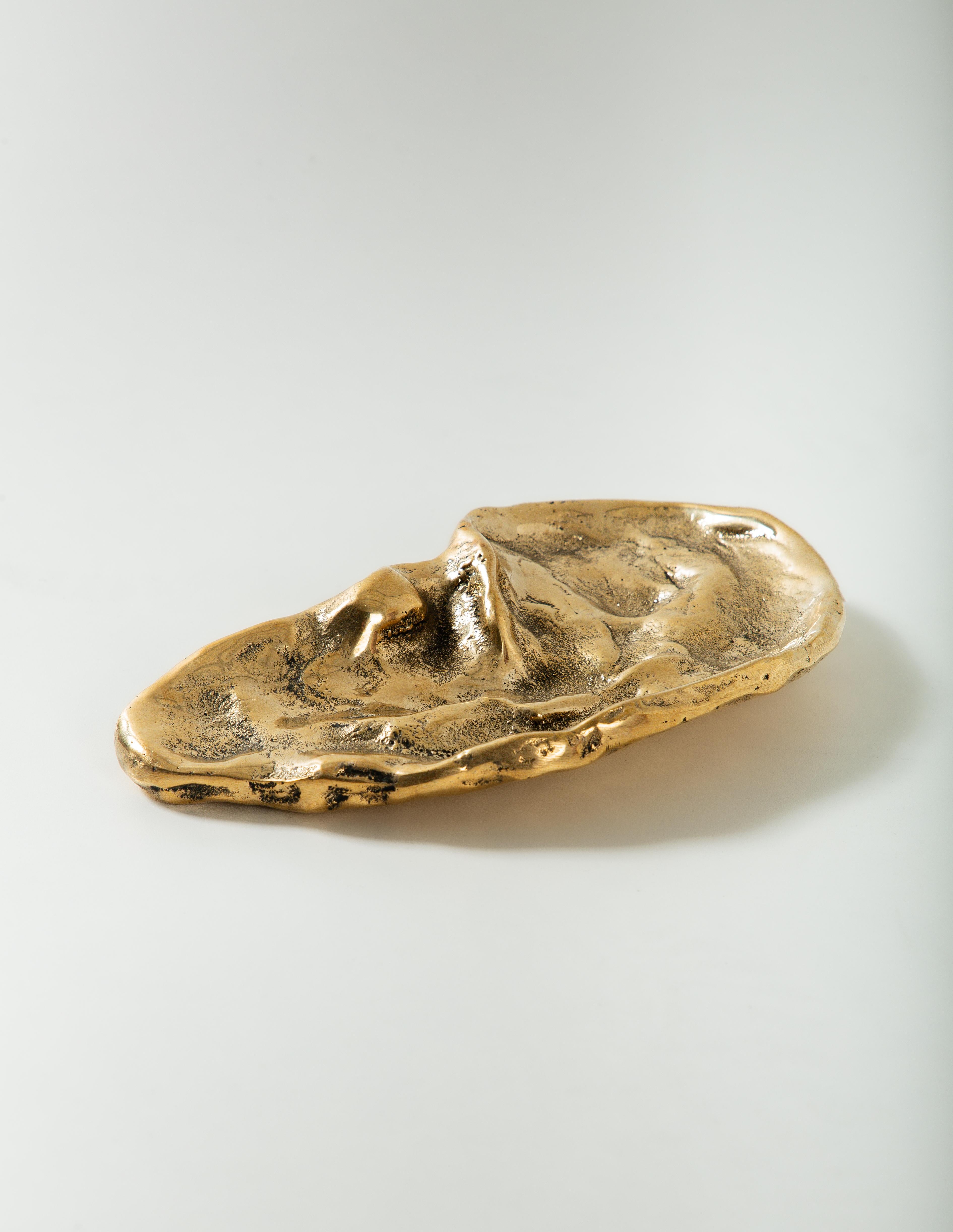 The objects on view in this collection extend through different forms of consciousness, intertwining layers of meaning and perception. Different modes of experiencing an object bleed into one another in de Freitas’s work, creating a dynamic