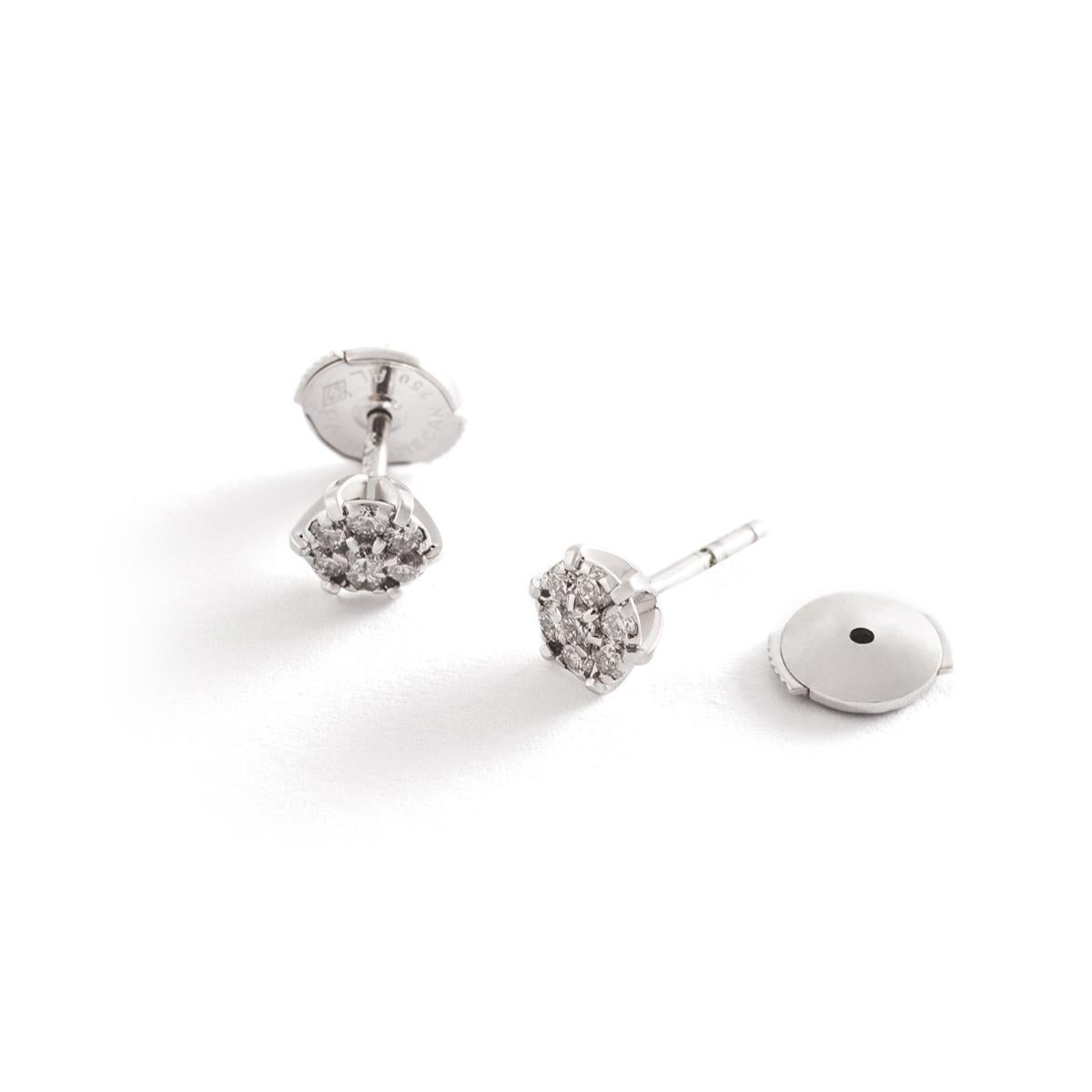 Ear Studs Earrings Diamond claw set on White Gold.
14 round cut Diamonds.
Diameter: 0.60 centimeters.
Gross weight: 1.56 grams.