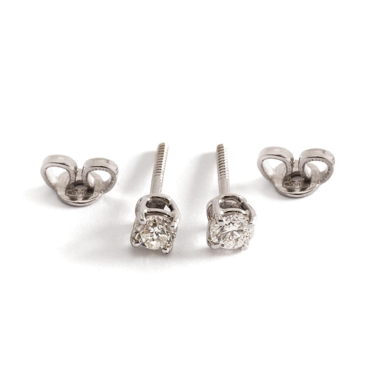 Orecchini con diamante in oro bianco. 
Due diamanti a taglio rotondo con diametro di 3,45 millimetri ciascuno.
Peso approssimativo: 0,30 carati totali.
Diametro: 0.40 centimetri.
Peso lordo: 1,51 grammi.