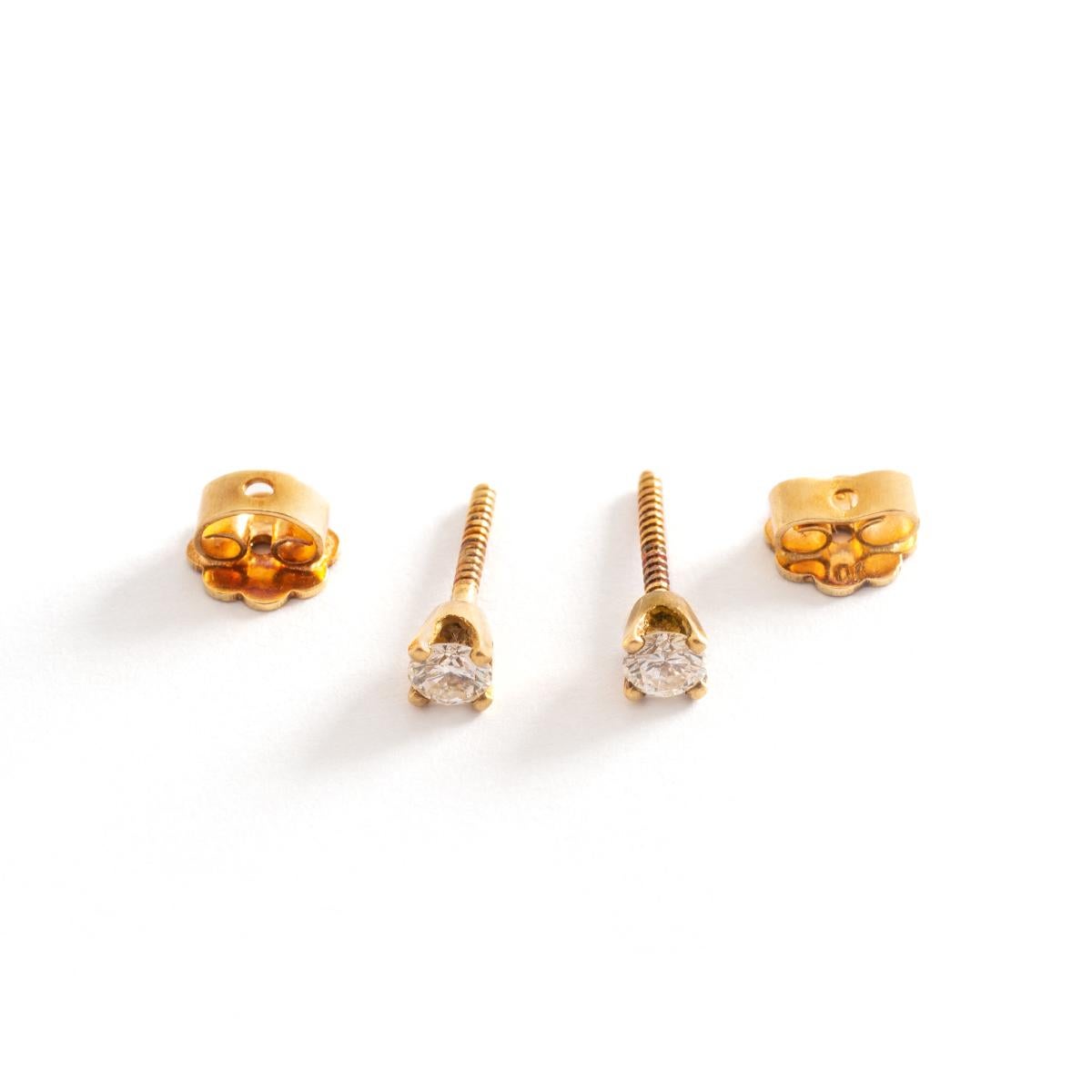 Ear Studs Earrings Diamond claw set on Yellow Gold.
Diameter: 0.40 centimeter.
2 round cut diamonds: 3.22 millimeters each.
Approximately 0.24 carat total.
Gross weight: 1.17 grams.