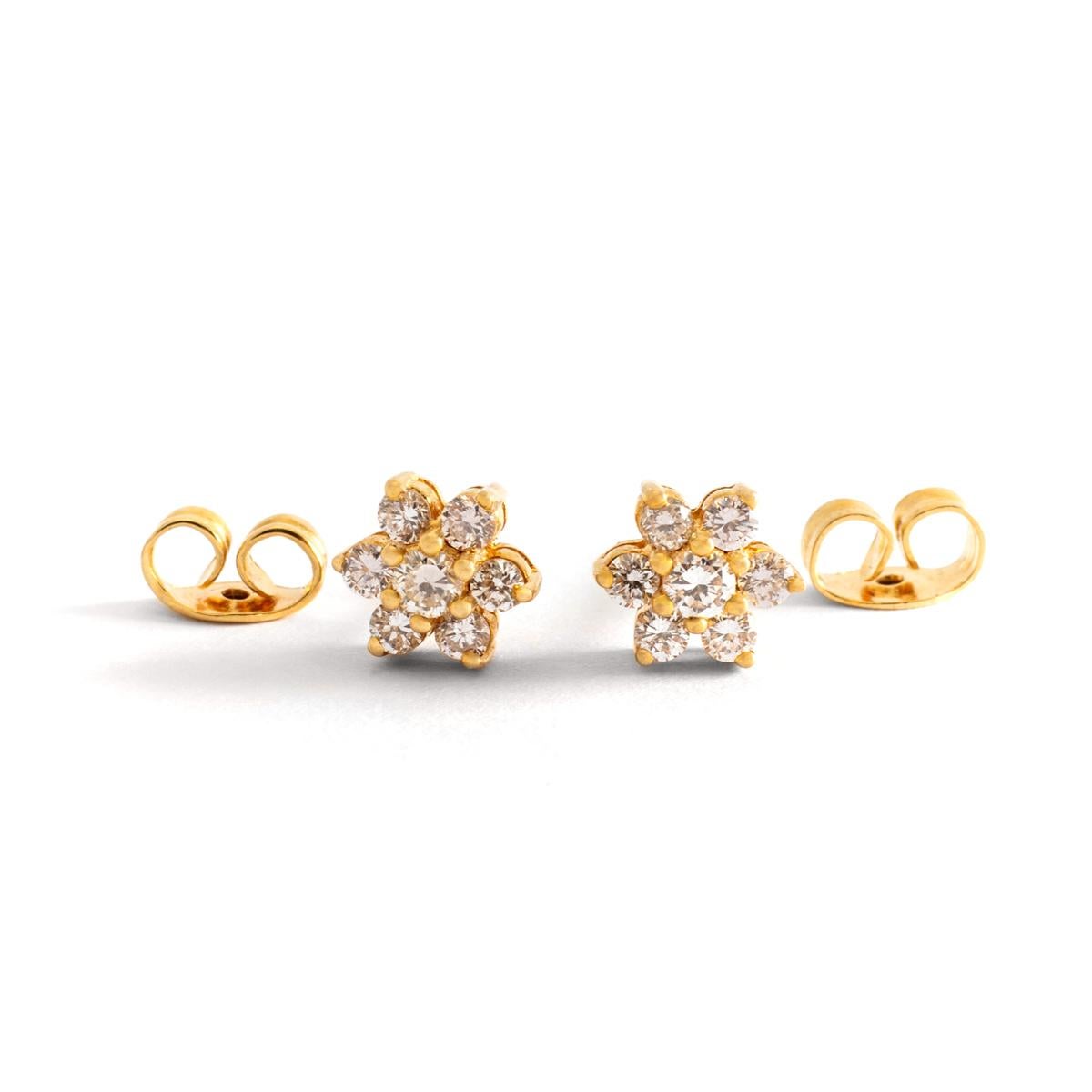 Diamond on yellow gold 18k Ear Studs.
14 round cut diamonds.
Diameter 0.70 centimeters.
Gross weight: 1.57 grams.