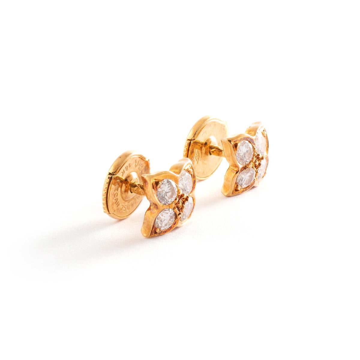 Ear Studs Earrings Floral Diamond Yellow Gold.
8 round cut Diamonds each one 2.17 millimeters diameter.
Approximately 0.30 carat total.
Diameter: 0.75 centimeters.
Gross weight: 2.38 grams.